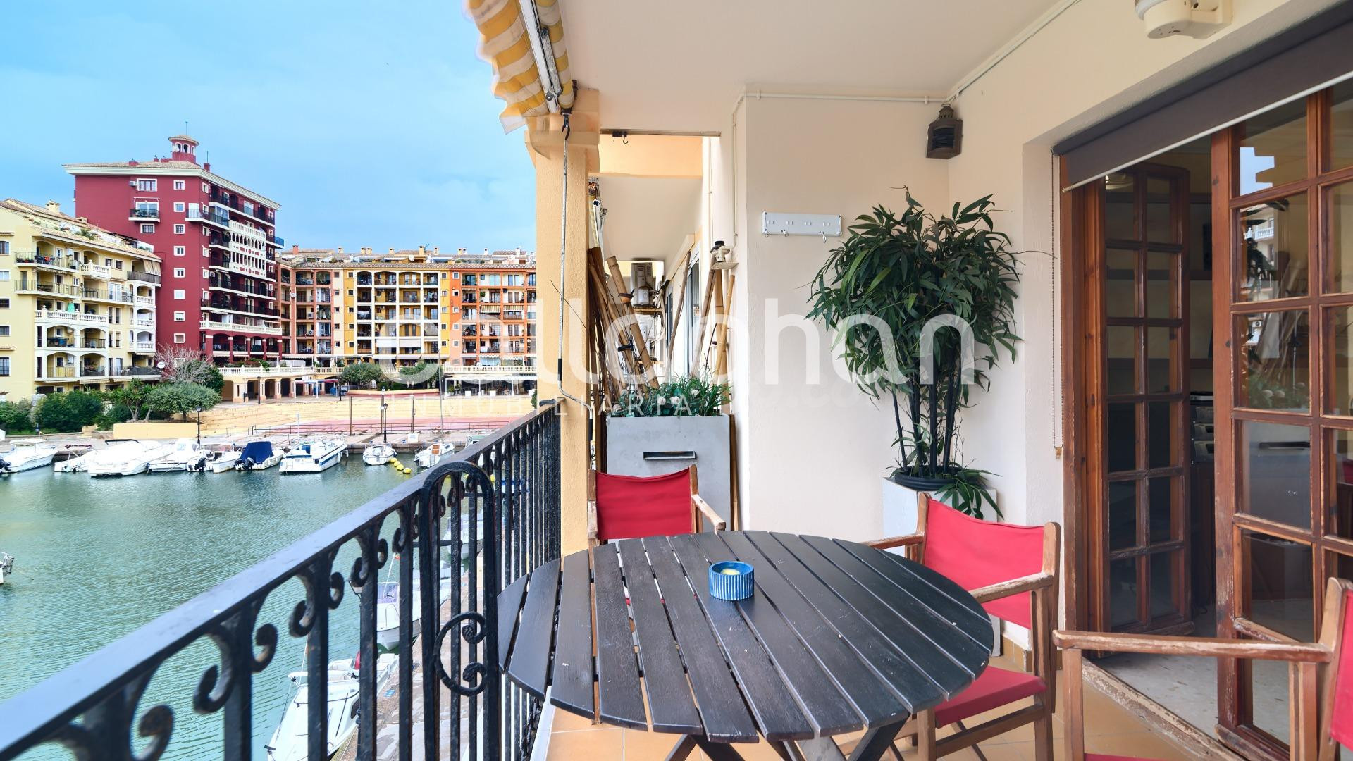 ¡Exclusiva vivienda en primera línea con vistas al mar y embarcadero privado en Port Saplaya!