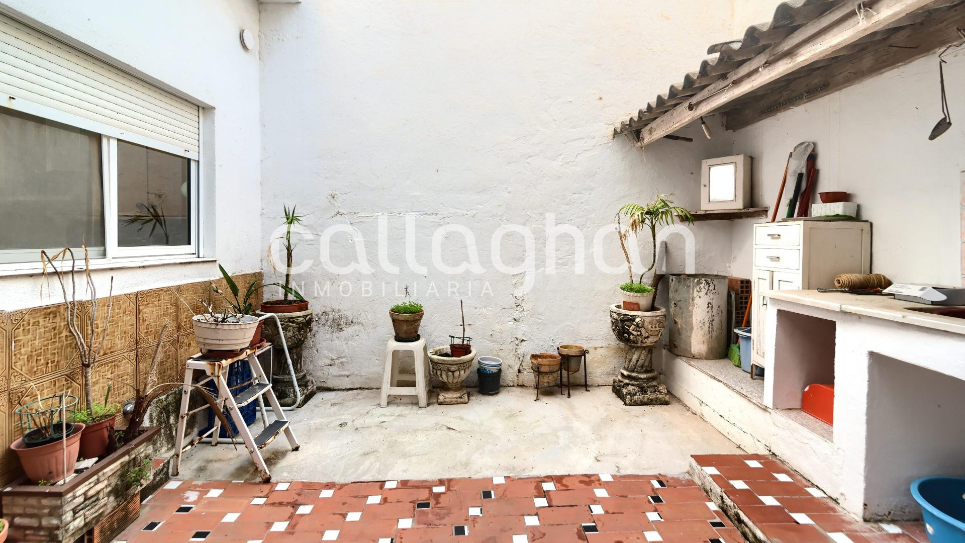 Casa adosada con 6 habitaciones en el centro de Xilxes