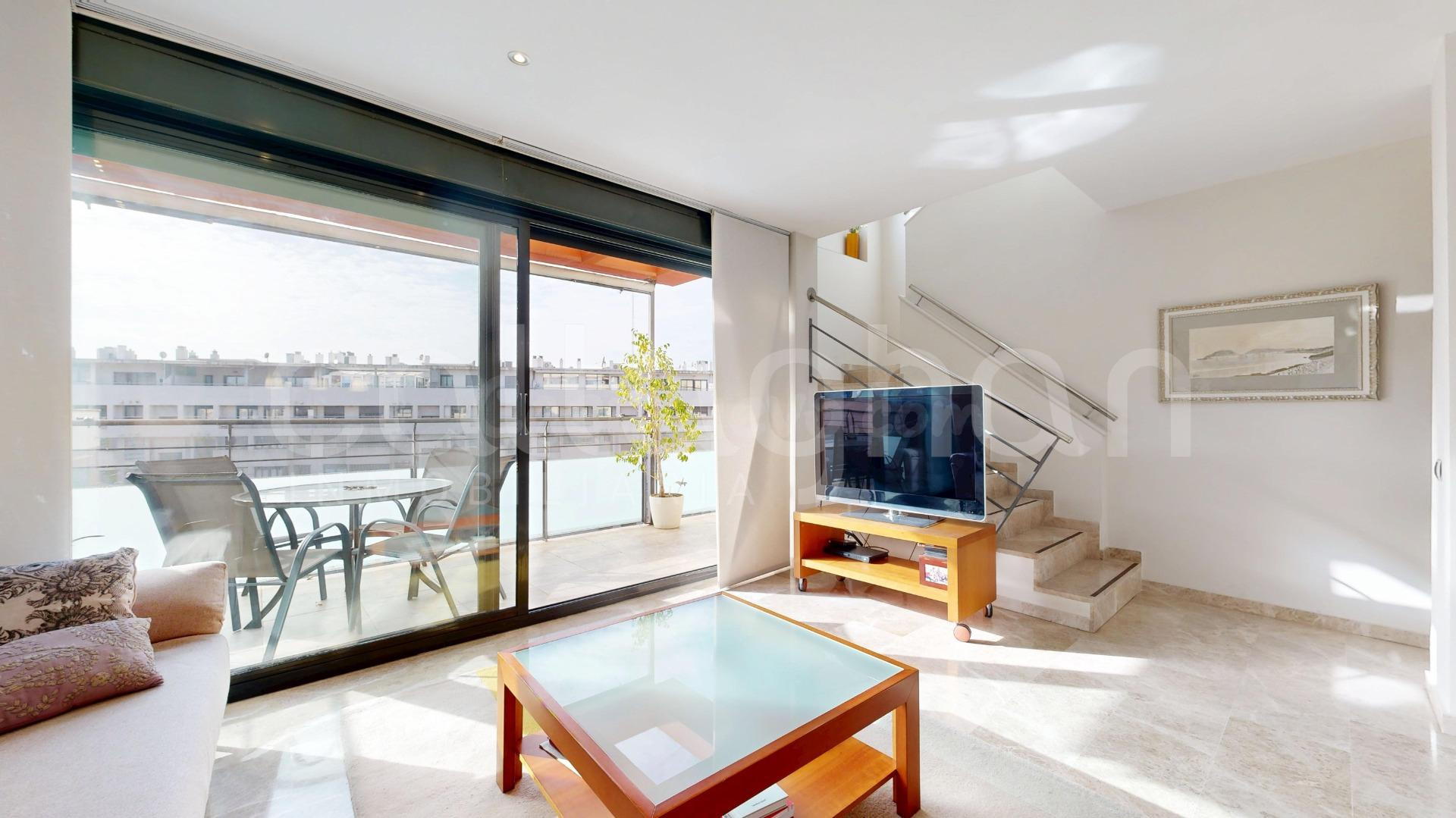 Elegancia y amplitud en un dúplex único en Valencia