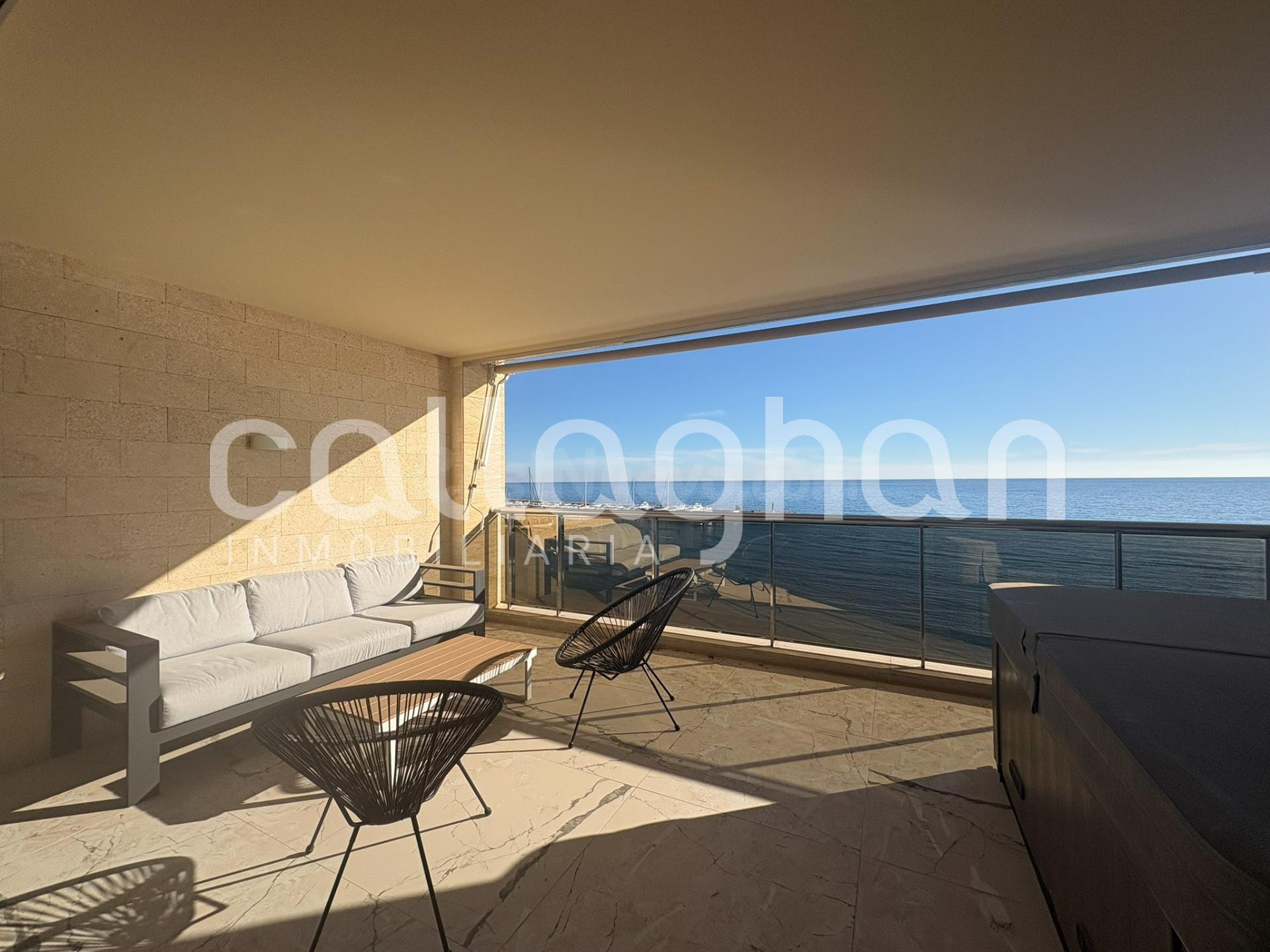 Dúplex de diseño con gran terraza y jacuzzi con vistas infinitas al mar.