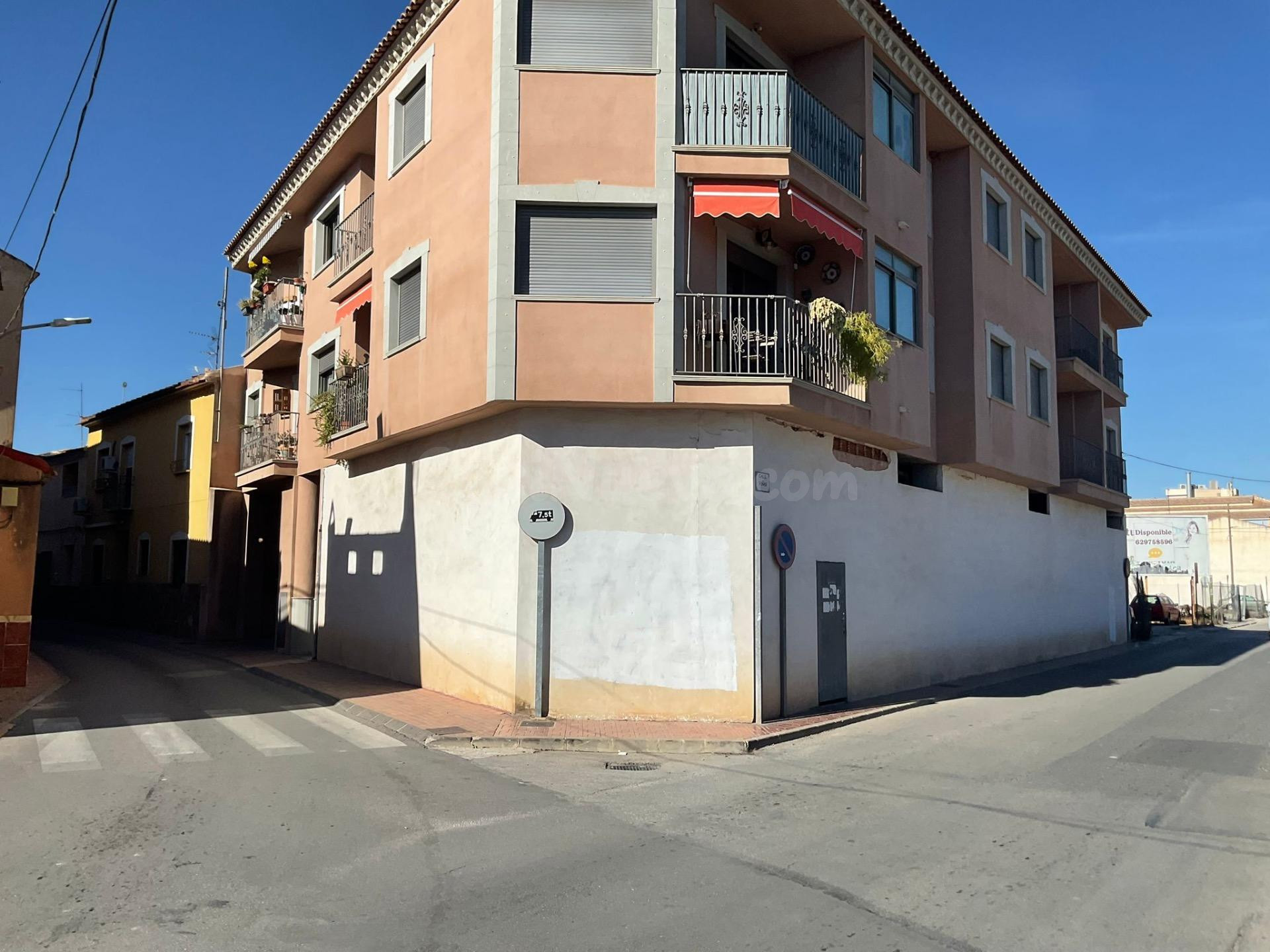 Enorme local en la entrada de Ceutí