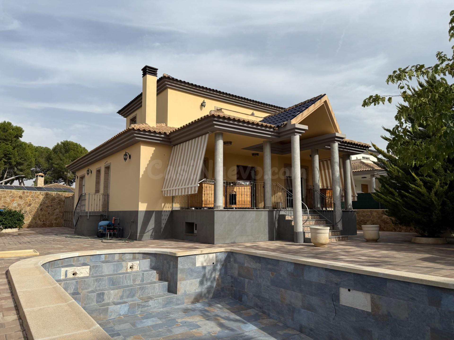 Chalet independiente en parcela en esquina – La Alcayna (Av. Europa / Picos de Europa)