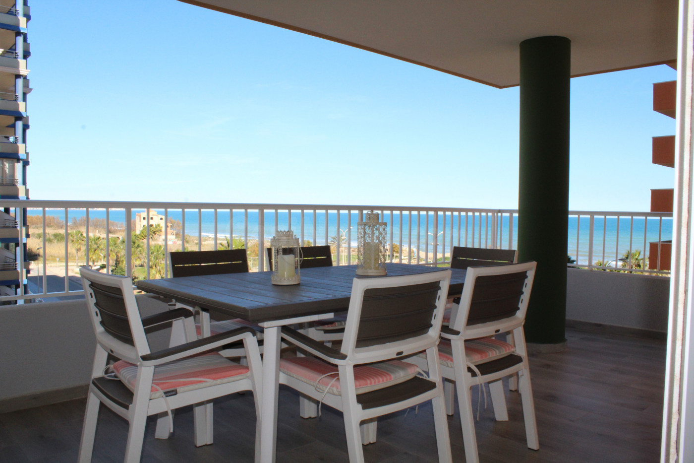 Apartamento seminuevo con vistas al mar y con piscina