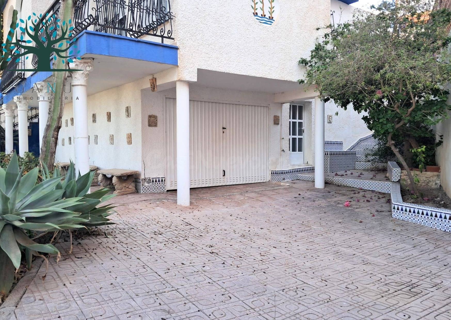 CHALET ÚNICO EN EL PUERTO DEPORTIVO