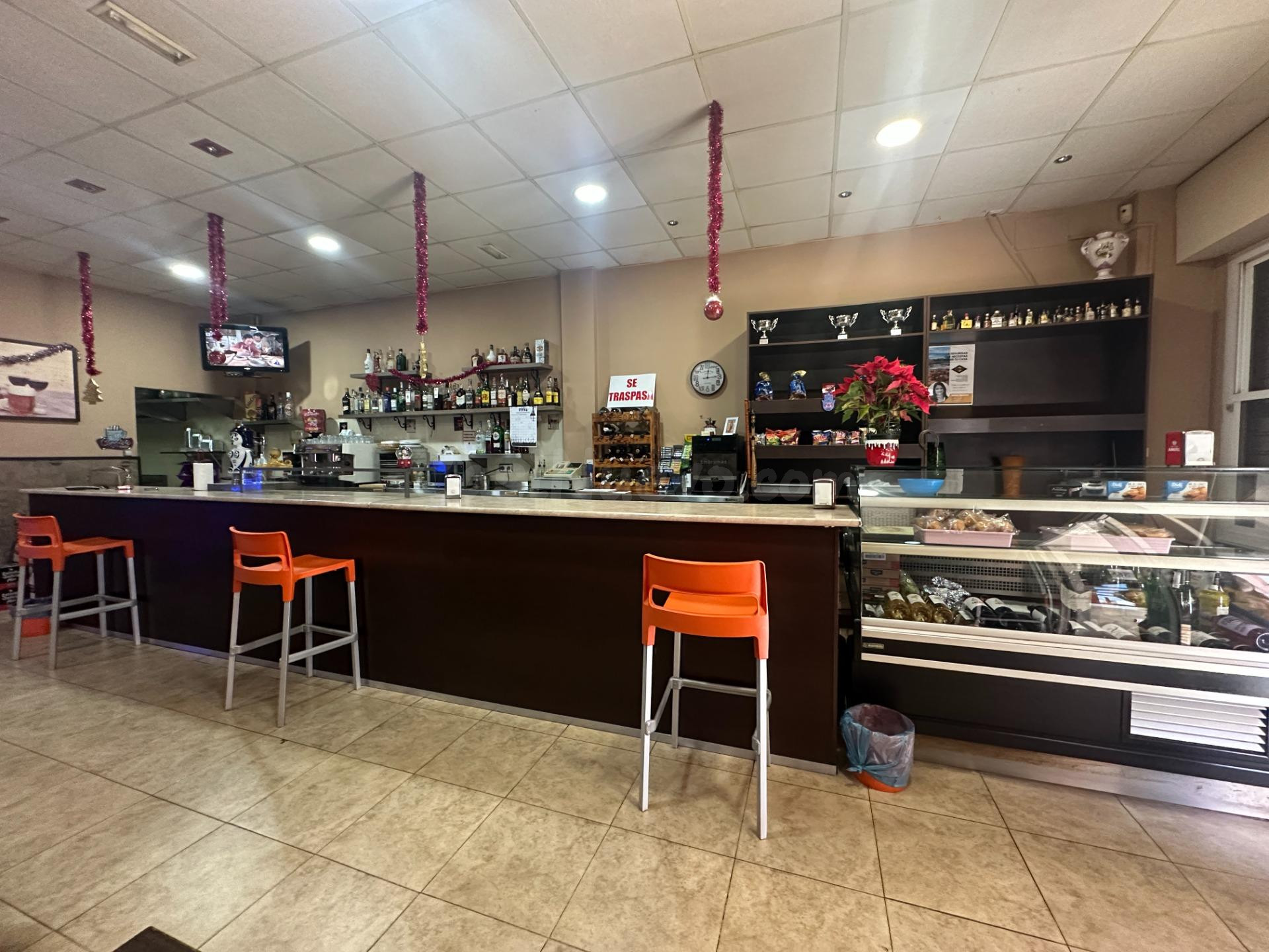 SE TRASPASA LOCAL (BAR-CAFETERÍA)