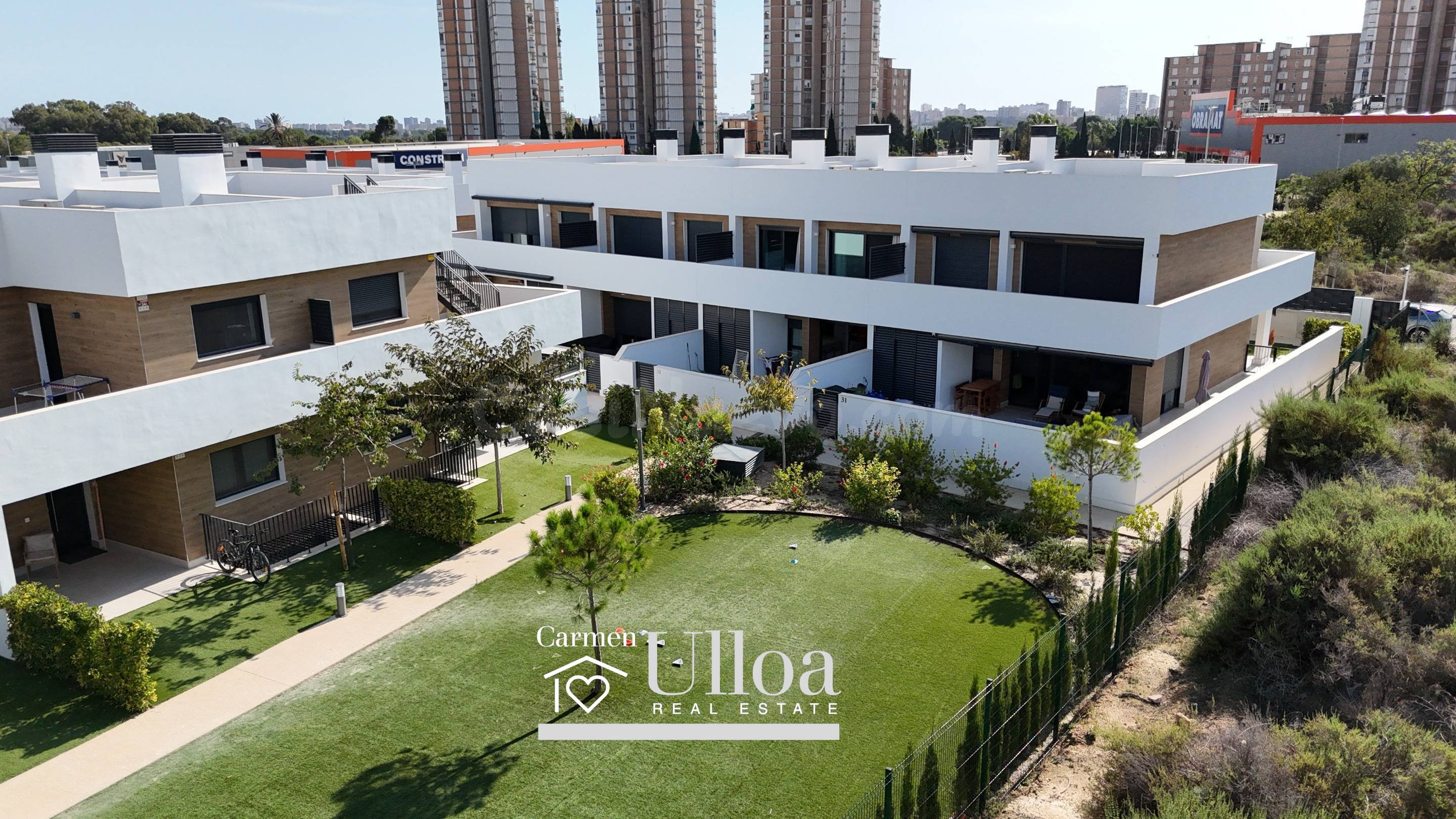 ADOSADO SEMINUEVO DE 262 m2 Y 5 habitaciones EN VISTAHERMOSA