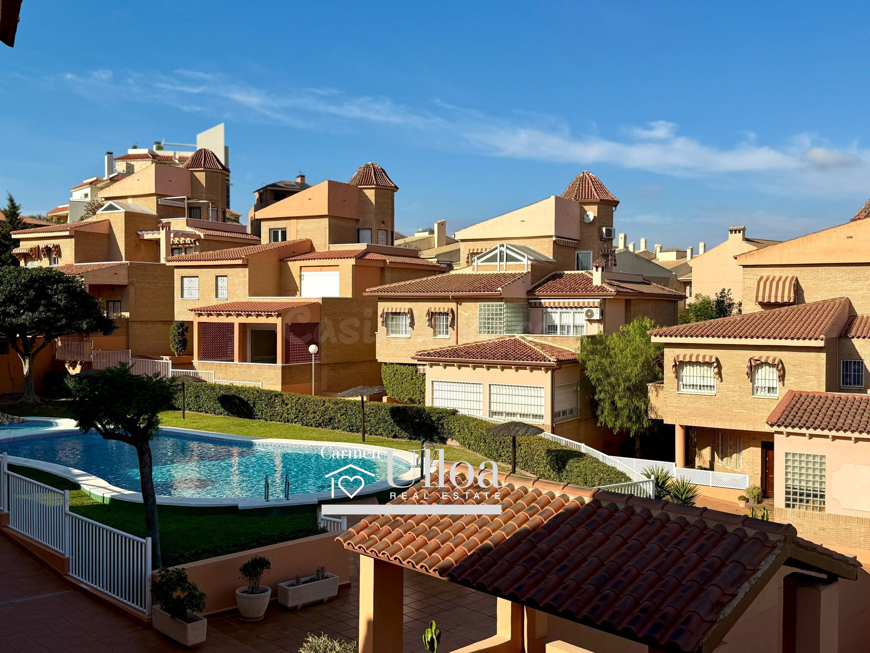 CHALET ADOSADO ESPACIOSO EN CABO DE LAS HUERTAS, ALICANTE — 480 m2 construidos
