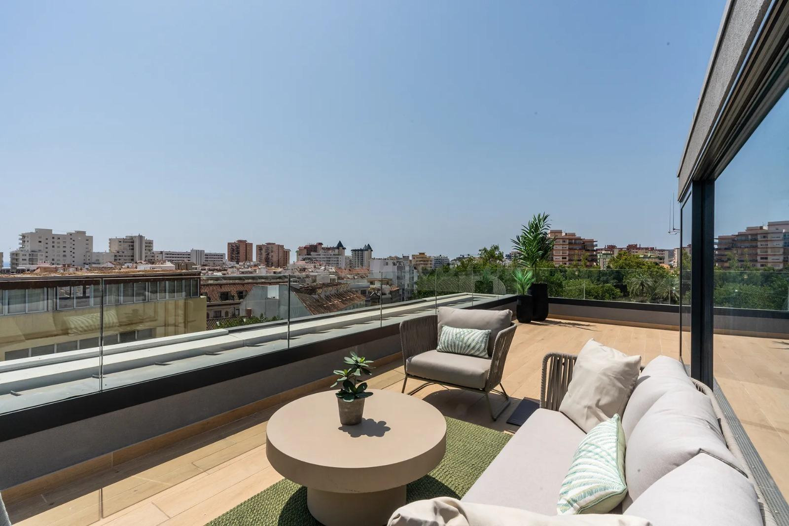 ESPECTACULAR ÁTICO EN PLENO CORAZÓN DE FUENGIROLA - DOMÓTICA -TERRAZA - GARAJE - PISCINA