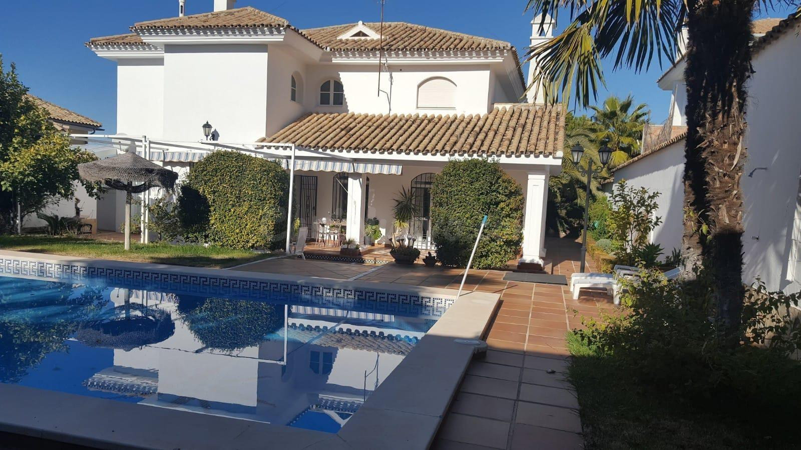 VILLA INDEPENDIENTE EN LUCENA, CÓRDOBA - 4 dormitorios, 4 baños - PISCINA - JARDIN - GARAJE