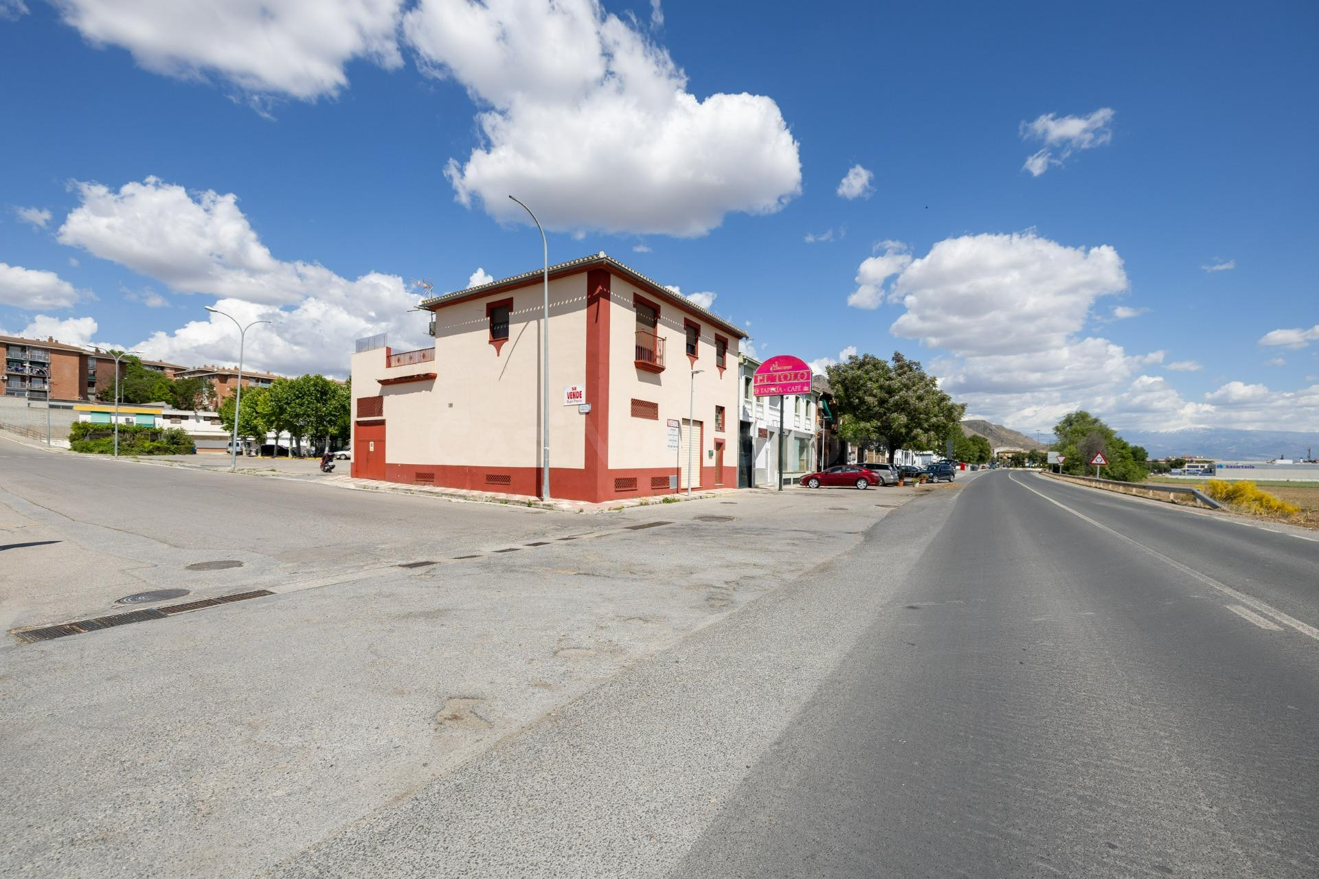 ¡OPORTUNIDAD ÚNICA! Edificio Multifuncional de 900 m2 en Plena Vega Granadina, en primera línea de carretera.