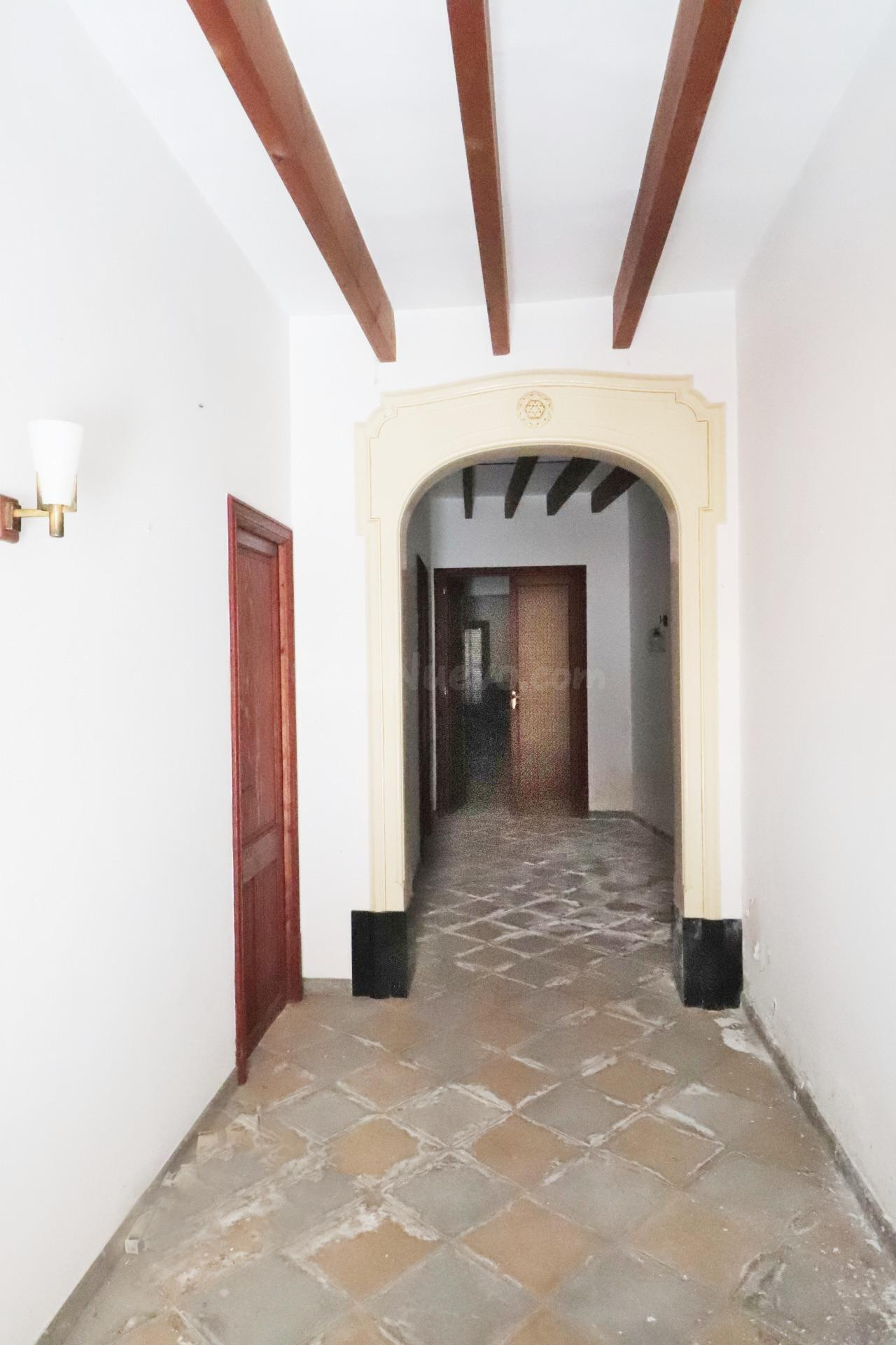 Casa de pueblo de 2 plantas con jardín, bodega y buhardilla.