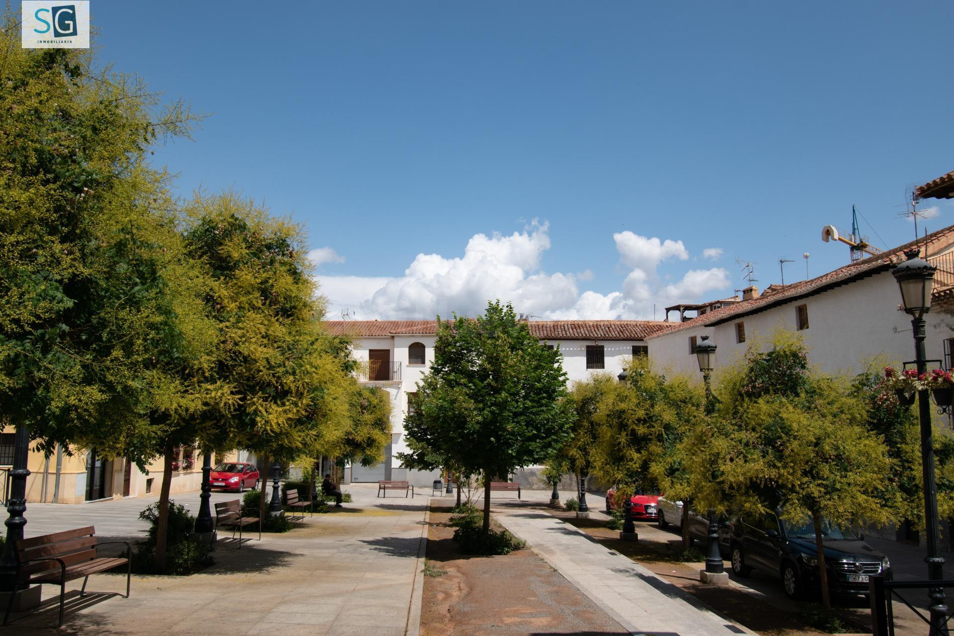 Casa de grandes dimensiones ubicada en la calle Duende, cerca de la Plaza del Conde Luque.