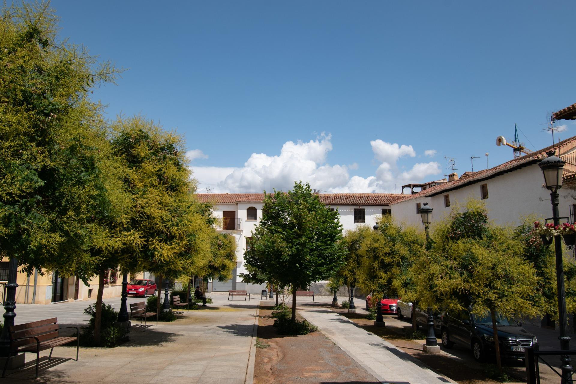 Casa de grandes dimensiones ubicada en la calle Duende, cerca de la Plaza del Conde Luque.