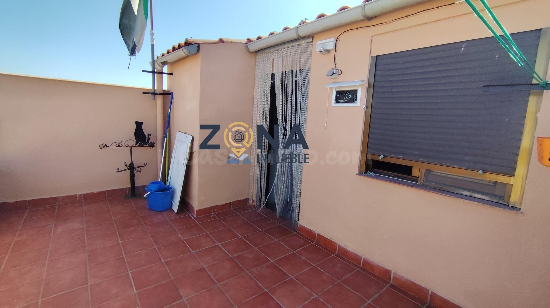 CASA DE TRES PLANTAS CON TERRAZA Y GARAJE PARA ENTRAR A VIVIR EN GARROVILLAS DE ALCONÉTAR