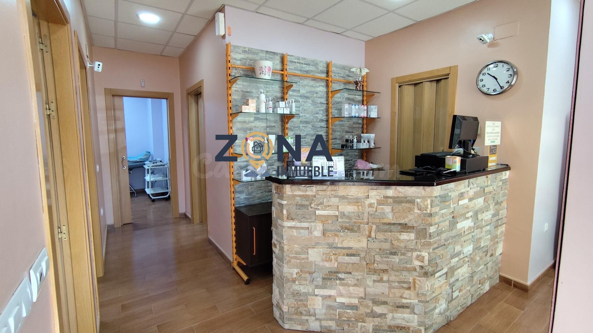 Local comercial en venta en zona consolidada de Cáceres (Montesol - Mejostilla) Ideal tanto para inversión como para continuar con negocio de salud y bienestar en funcionamiento.