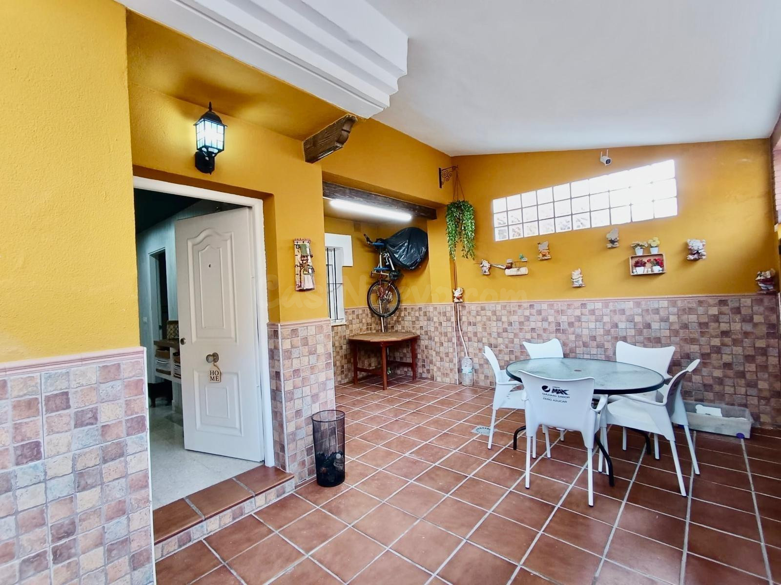 Casa adosada de cuatro habitaciones en Alhaurín de la Torre