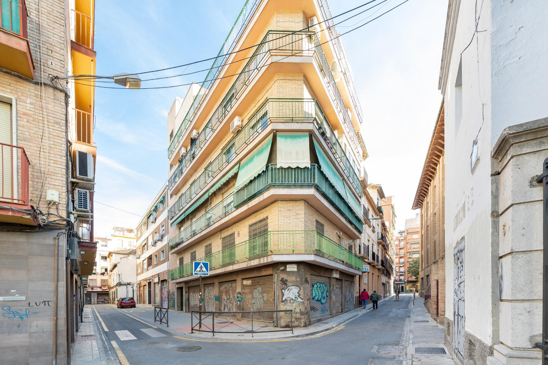 Venta de piso de 4 dormitorios y 2 baños en Granada (Zona Ce