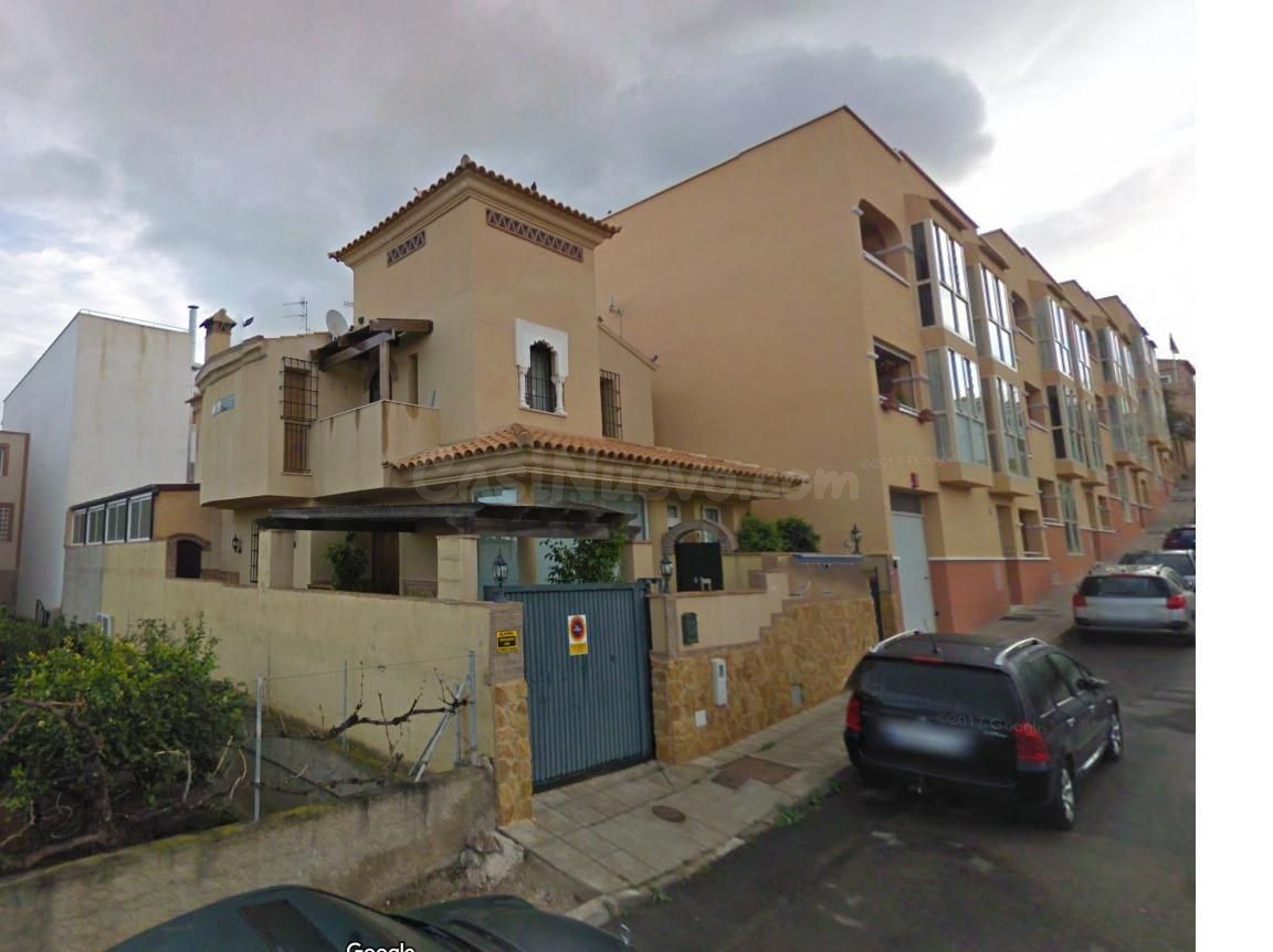 Chalet de 3 dormitorios, piscina climatizada más gran sótano en Turre.