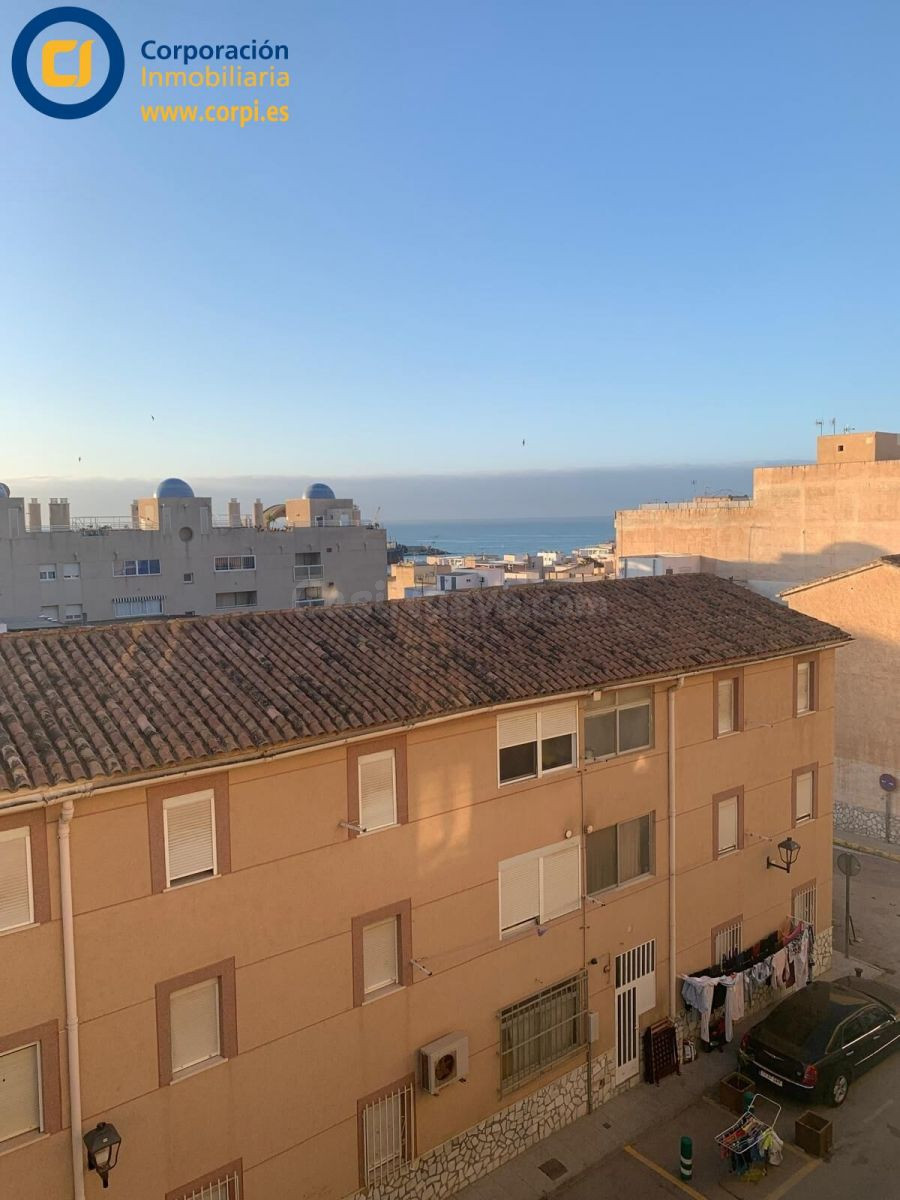 Piso de dos dormitorios con terraza y ascensor en Garrucha