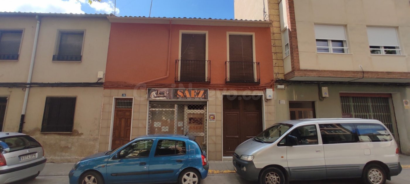 CASA DE DOS ALTURAS PARA REFORMAR CON MUCHÍSIMAS POSIBILIDADES