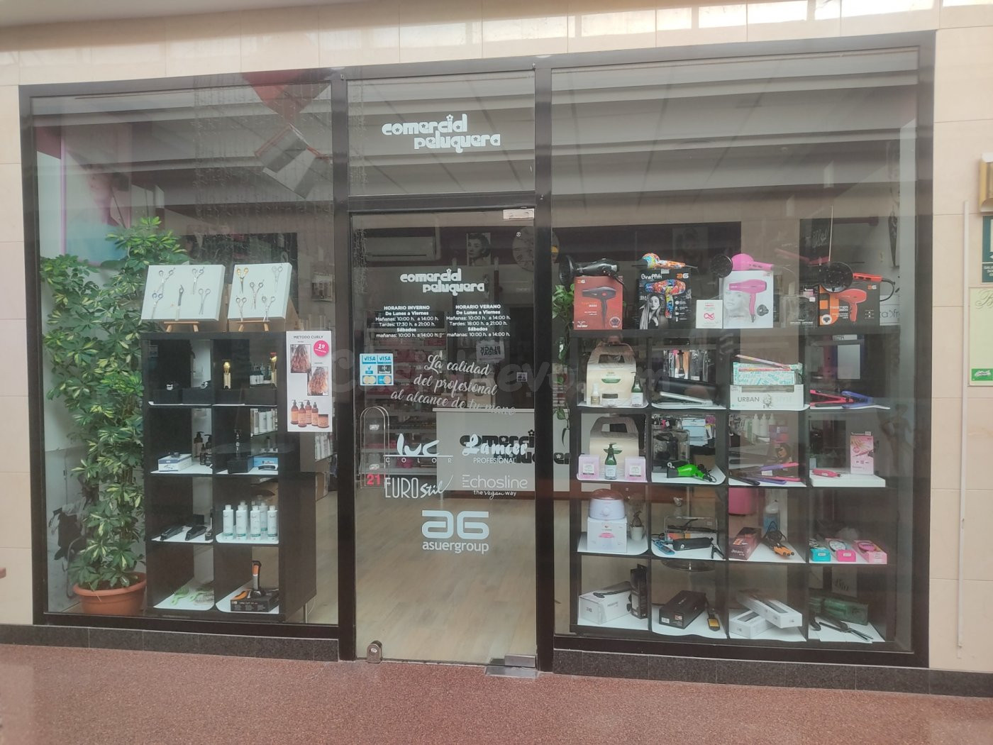 LOCAL COMERCIAL EN CENTRO COMERCIAL MUY BIEN UBICADO