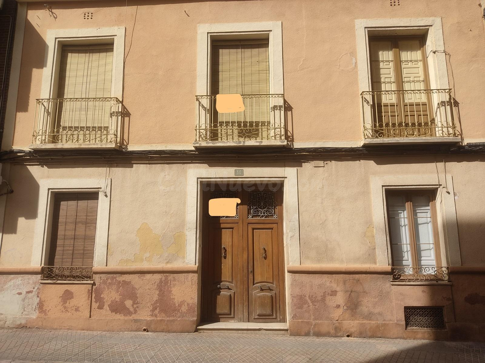 AMPLIA VIVIENDA CON PATIO CON 300 M DE SOLAR
