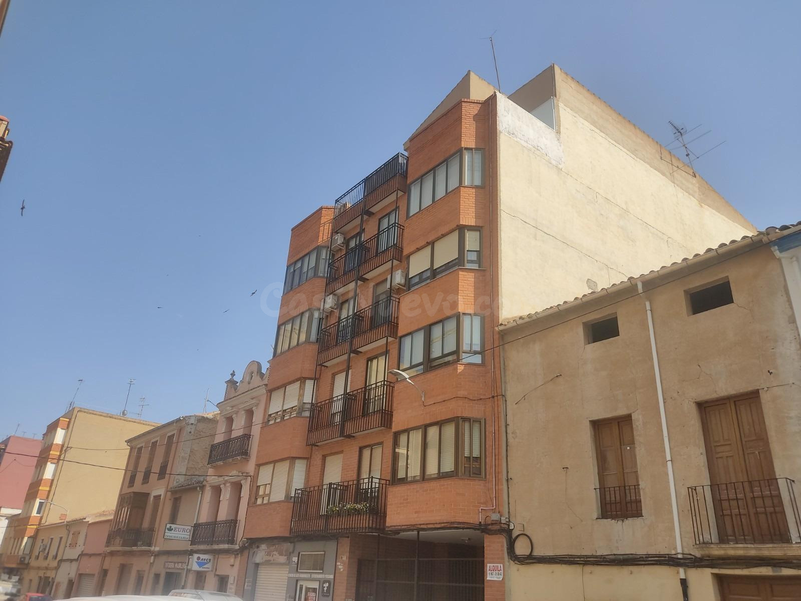 VIVIENDA DE 4 DORMITORIO Y AMPLIO PATIO EN CALLE ANICETO COLOMA