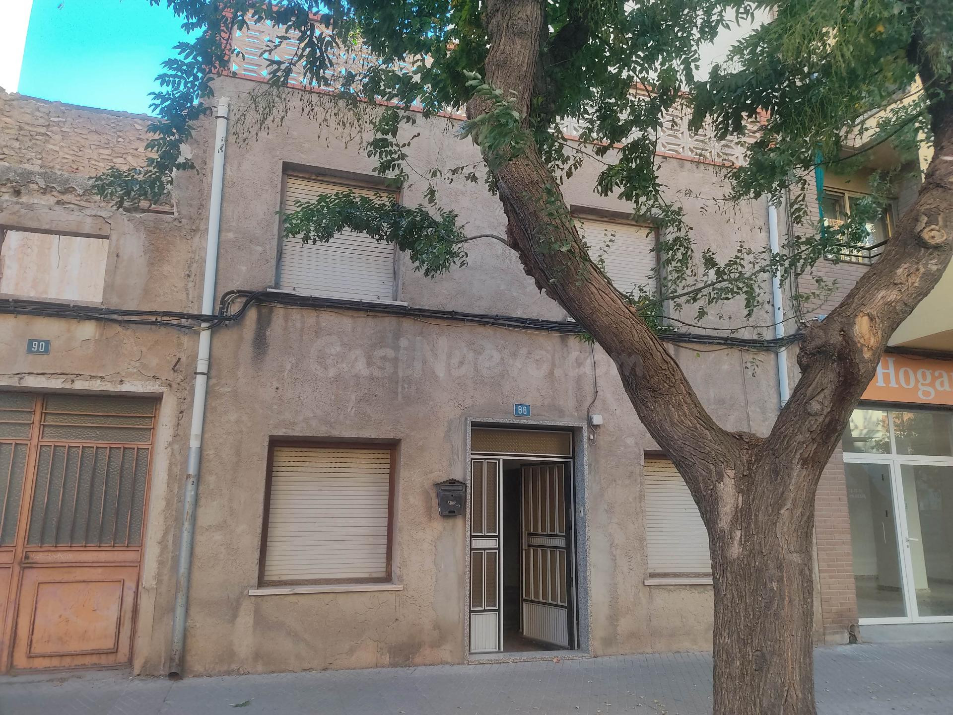 CASA CON EXCELENTE ubicación - DISPONE DE  UNA PARCELA DE 196 M2