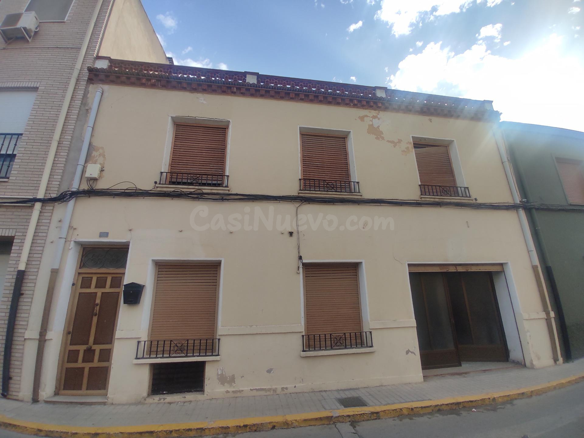 CASA DE 250 M2 CON 10 ML. DE FACHADA EN EL BARRIO DE SAN ISIDRO