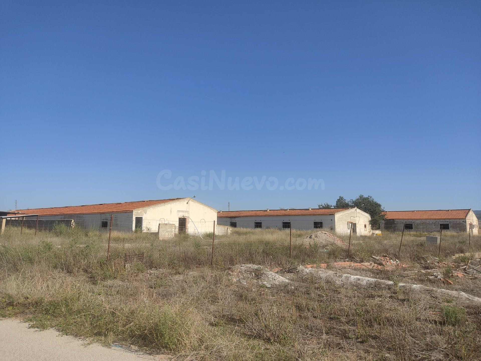 TERRENO URBANO CON VARIAS NAVES EN PARAJE JUNCADAS