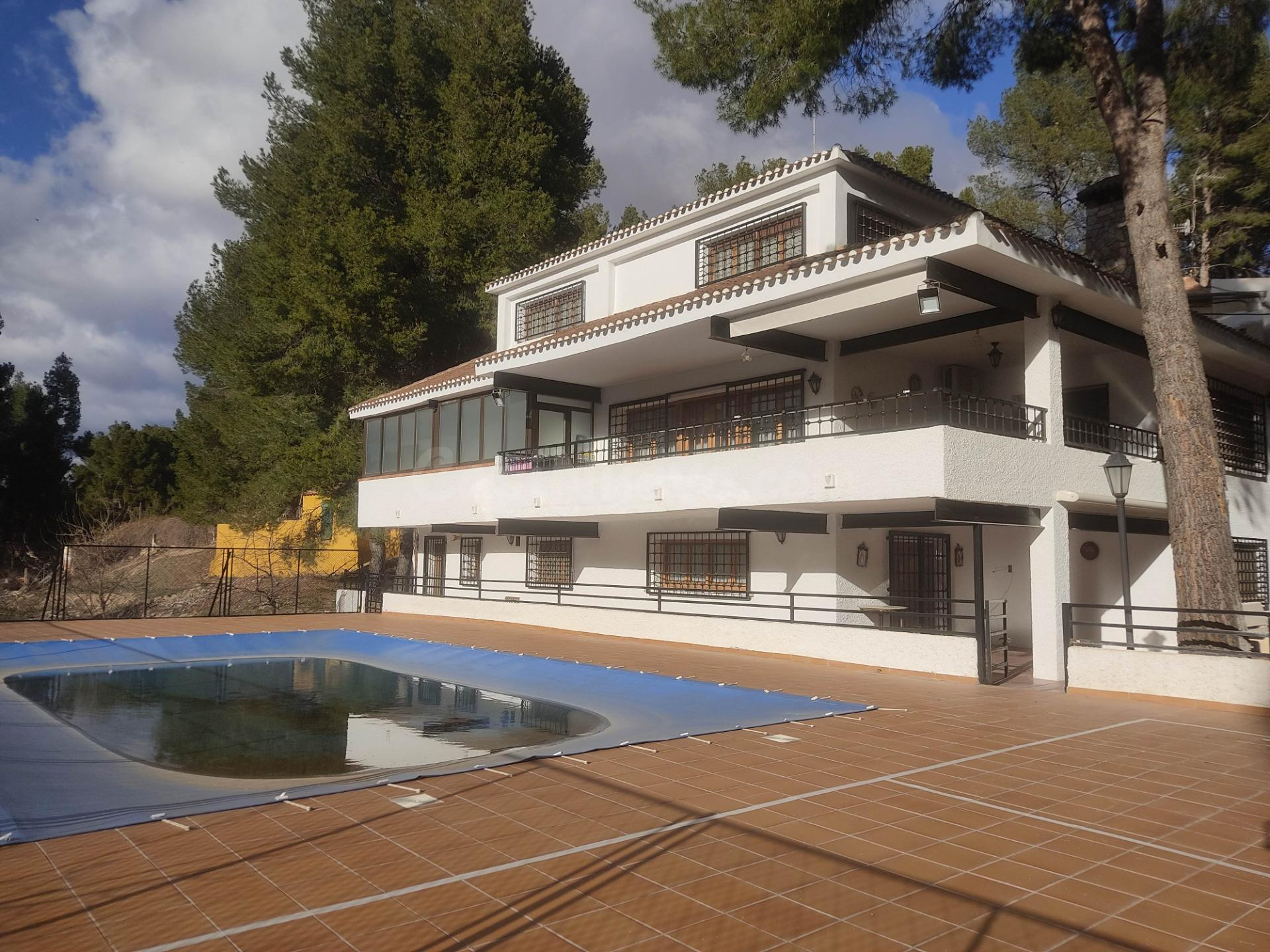 EXCELENTE CHALET CON PISCINA Y MUY CERCA DEL CASCO URBANO
