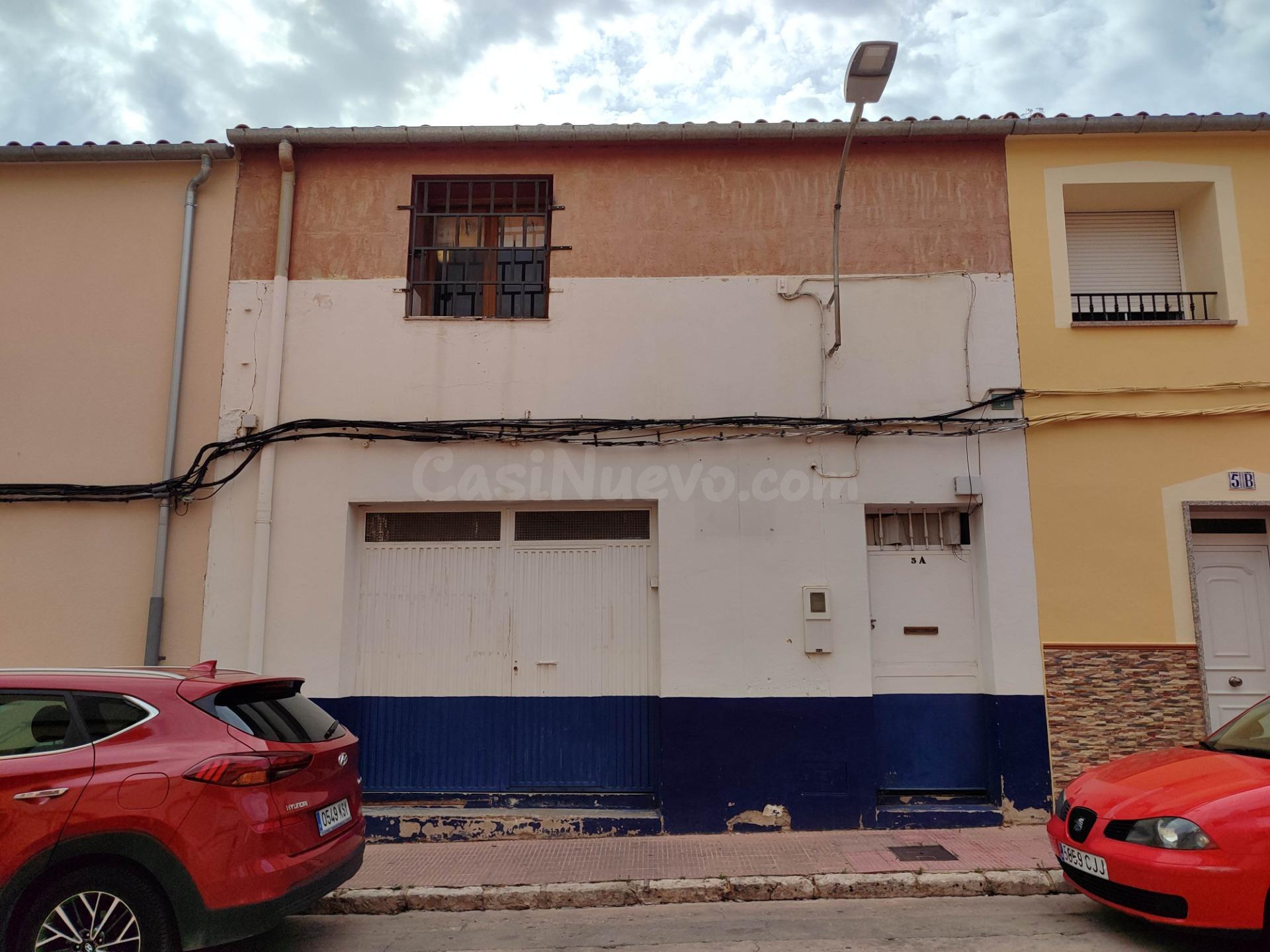 LOCAL TOTALMENTE DIAFANO DE PLANTA BAJA Y PRIMERA PLANTA DE LATURAS. DISPONE DE BAÑOS