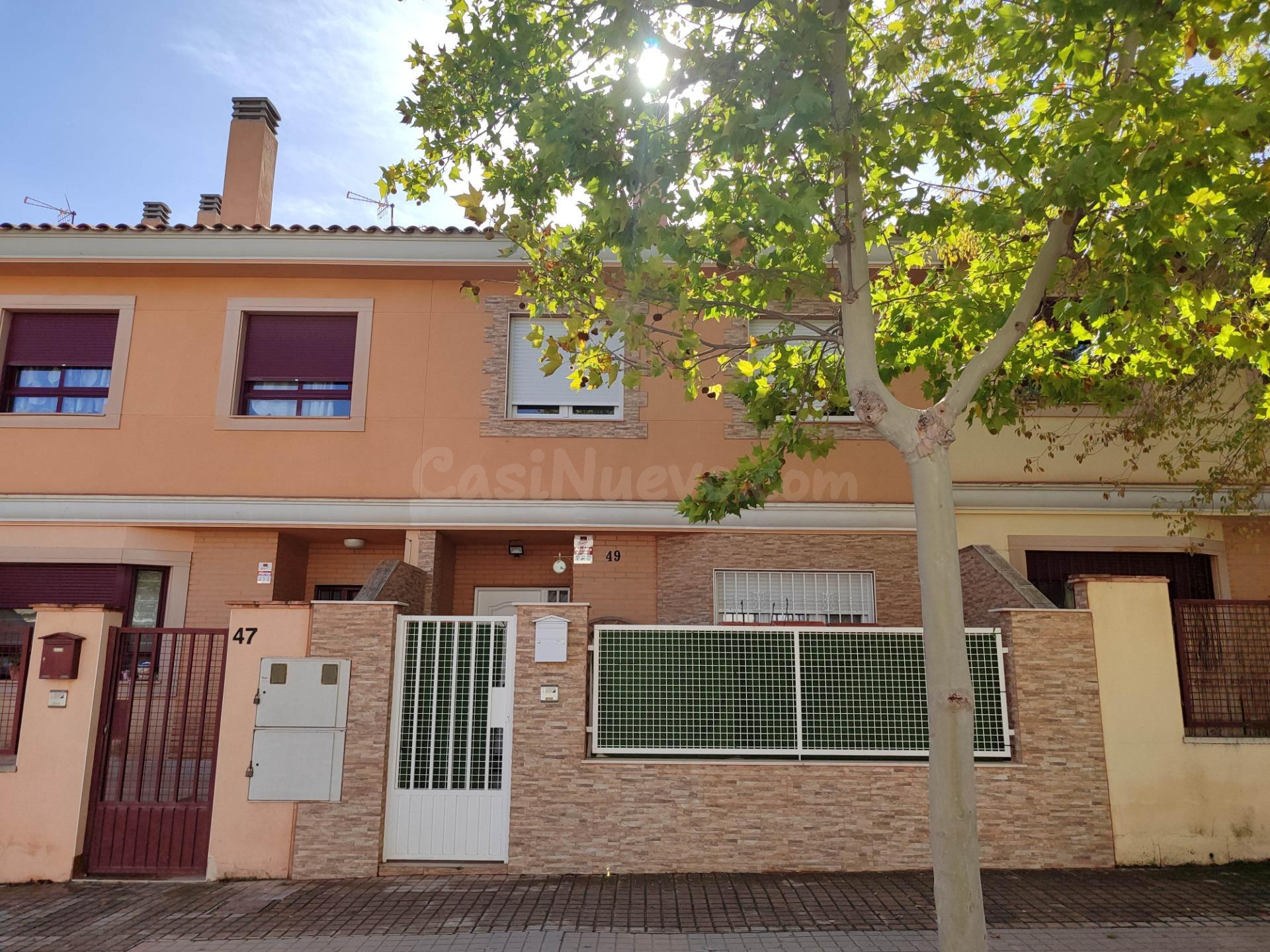 ESTPUENDA CASA ADOSADA REFORMADA CON PATIO Y GARAJE