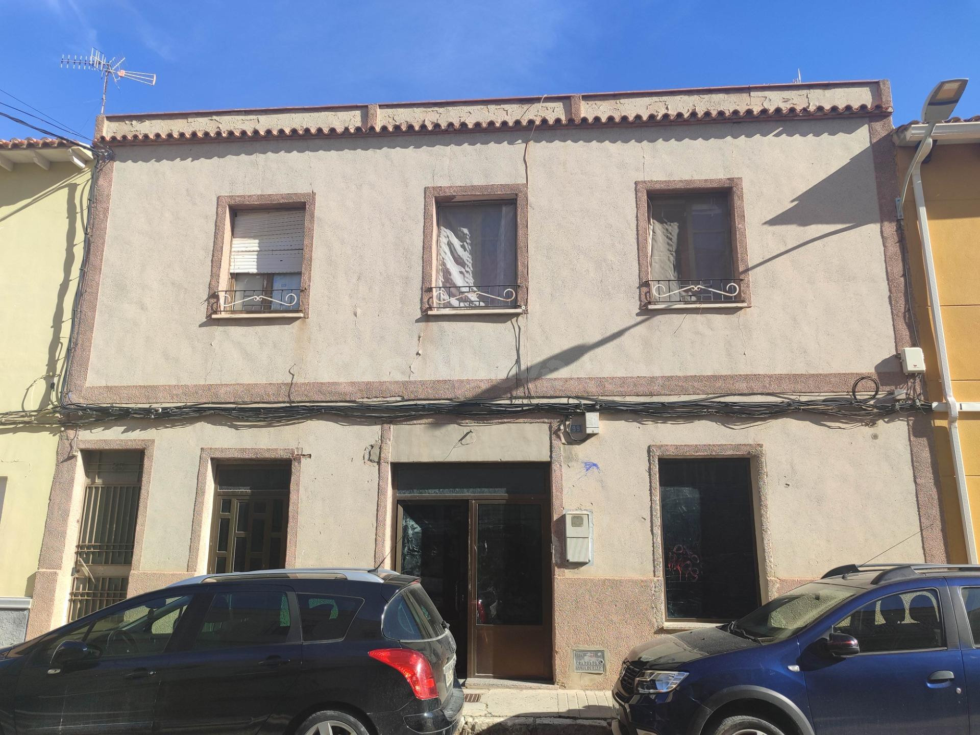 CASA CON PATIO PARA REFORMAR EN EL BARRIO DE SAN ISIDRO