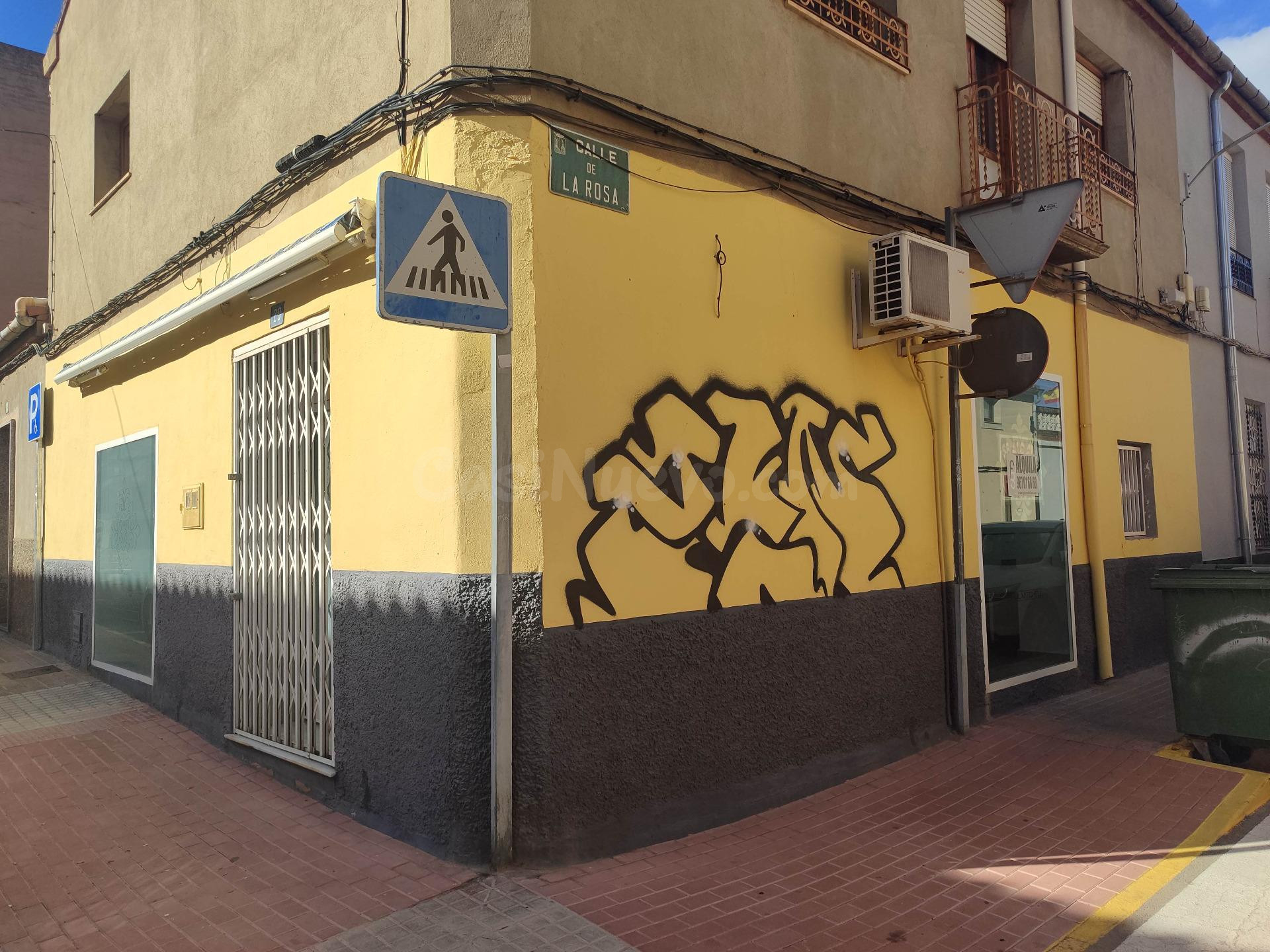 LOCAL COMERCIAL ACONDICIONADO Y EN ESQUINA
