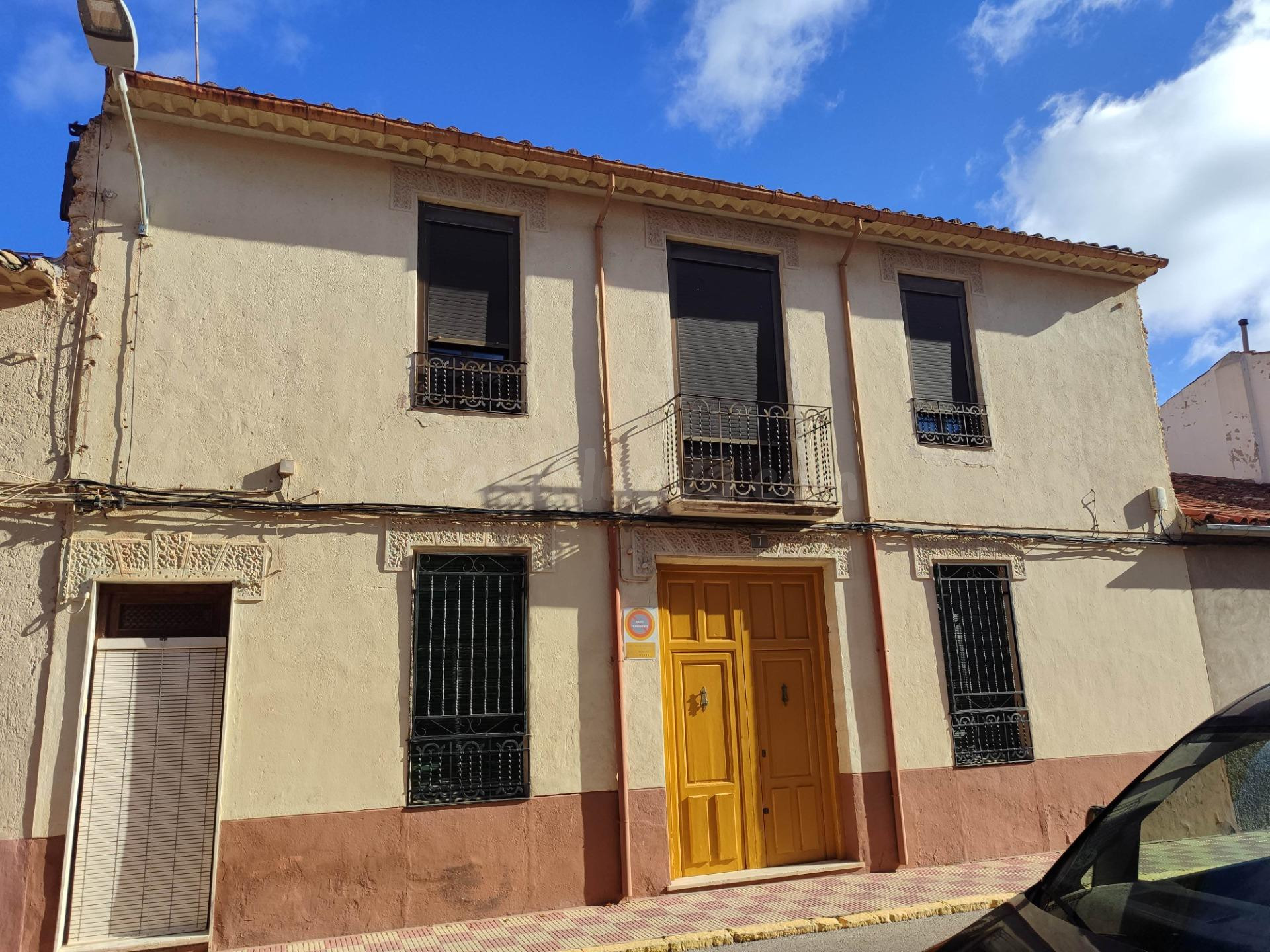 CASA CON PATIO DIVIDIDA EN DOS VIVIENDAS INDEPENDIENTES