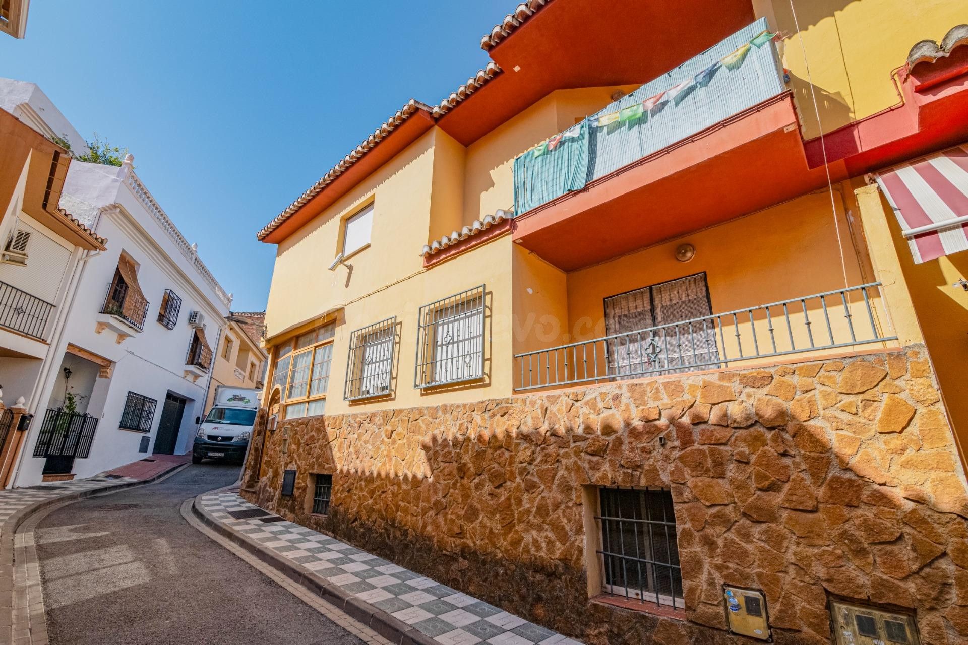 GRAN CASA ADOSADA EN PULIANAS – ¡LISTA PARA ENTRAR A VIVIR!