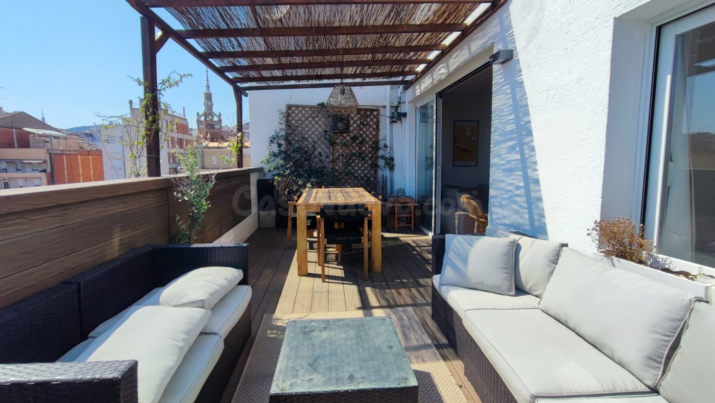Atico  Duplex con terraza a nivel del salon, VISTAS al mar y a todo Barcelona