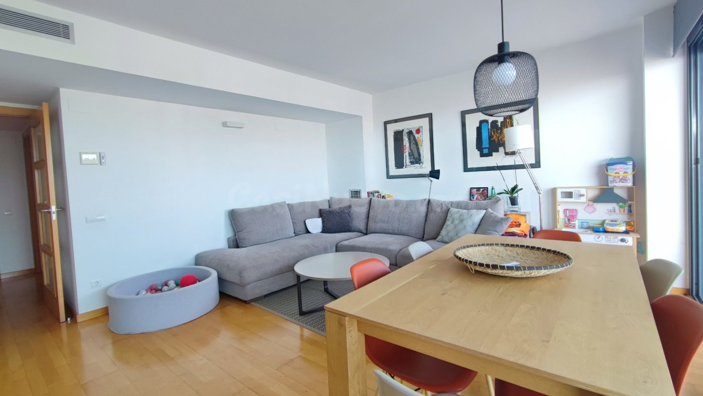 Piso en alquiler con terraza propia y vistas de la ciudad - foto 3