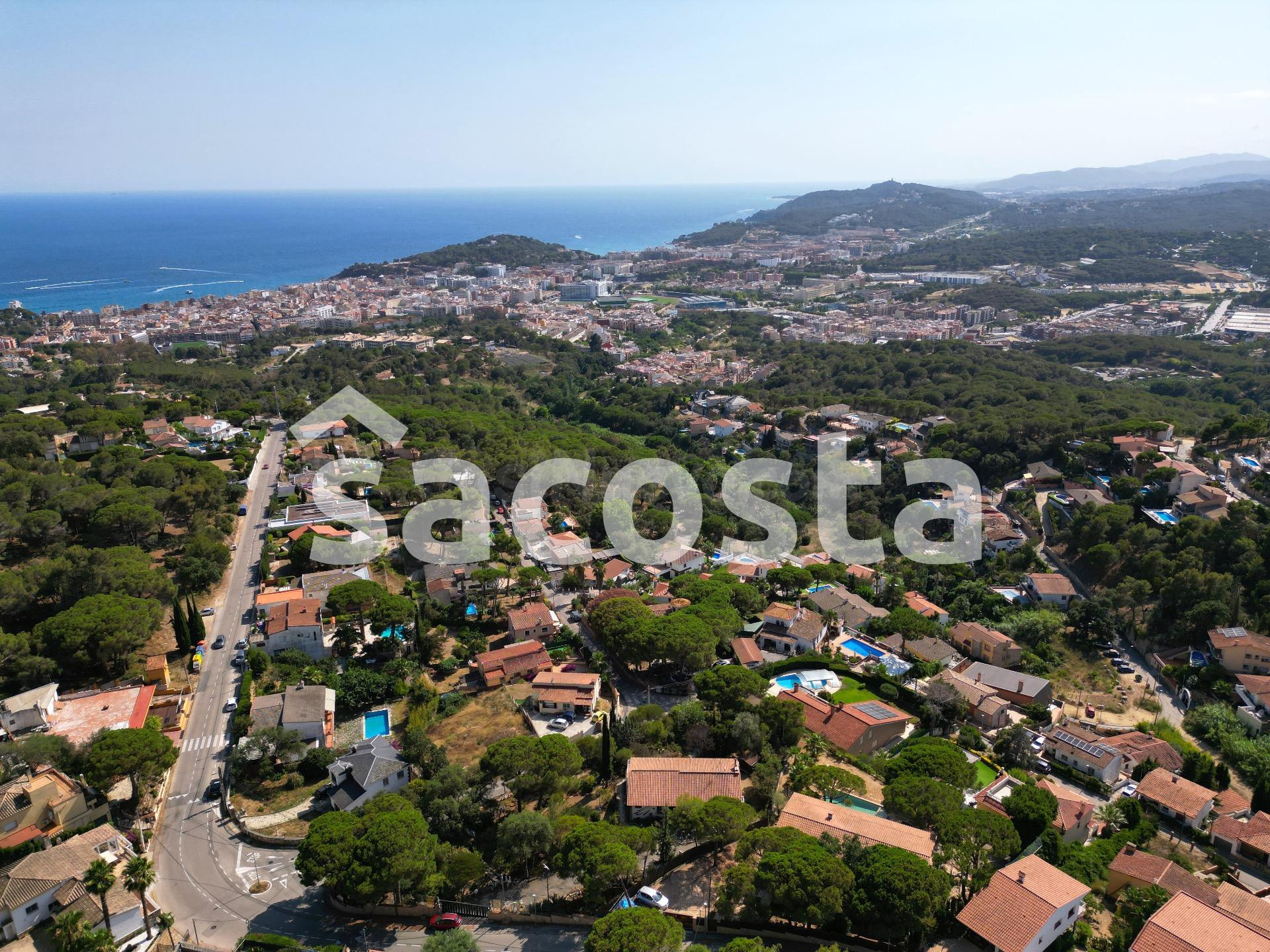 Esquinero solar con panoramicai vistas al mar en Lloret de Mar