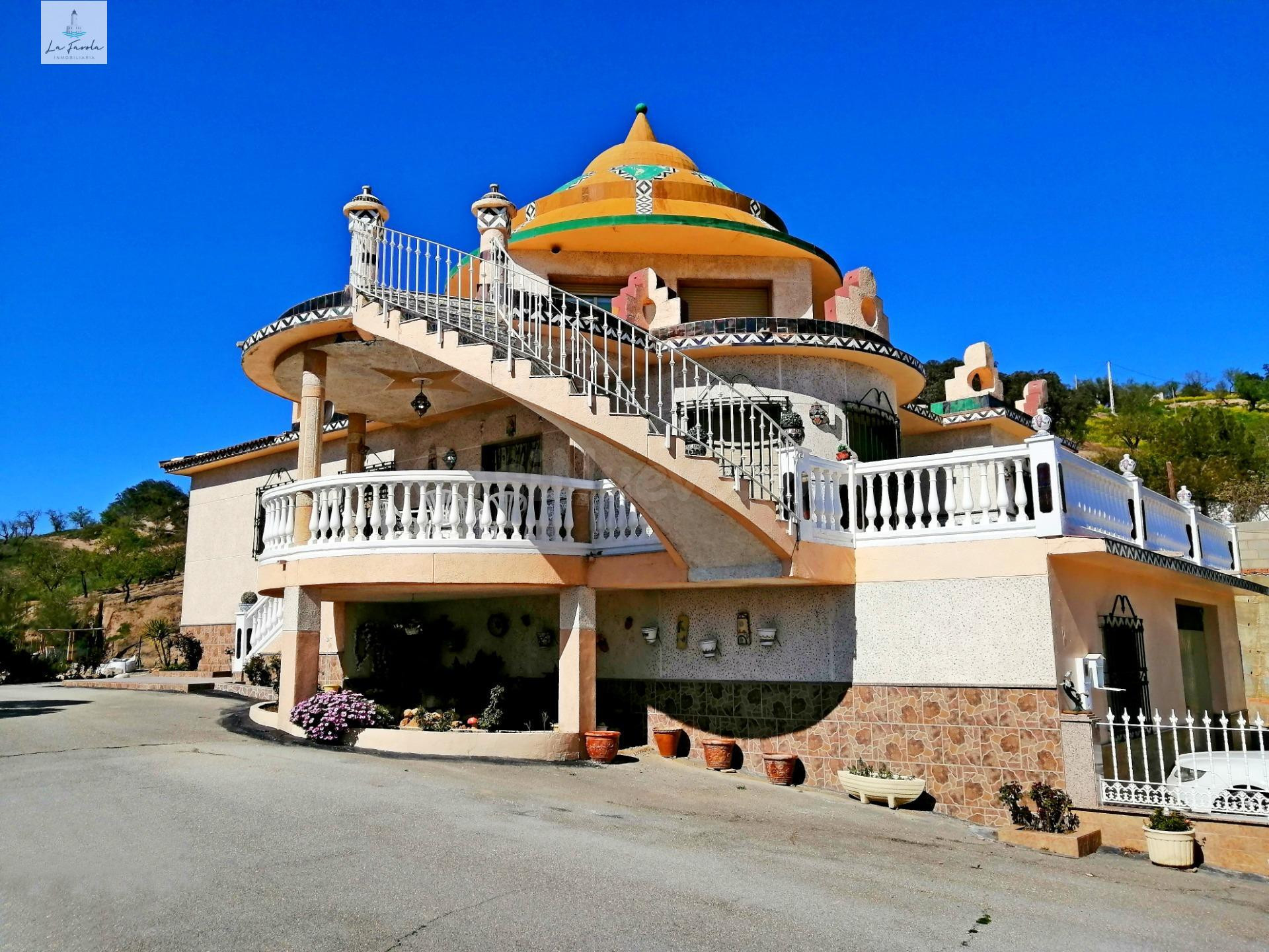 VILLA SINGULAR CON CUPULA EN LOJA (GRANADA)