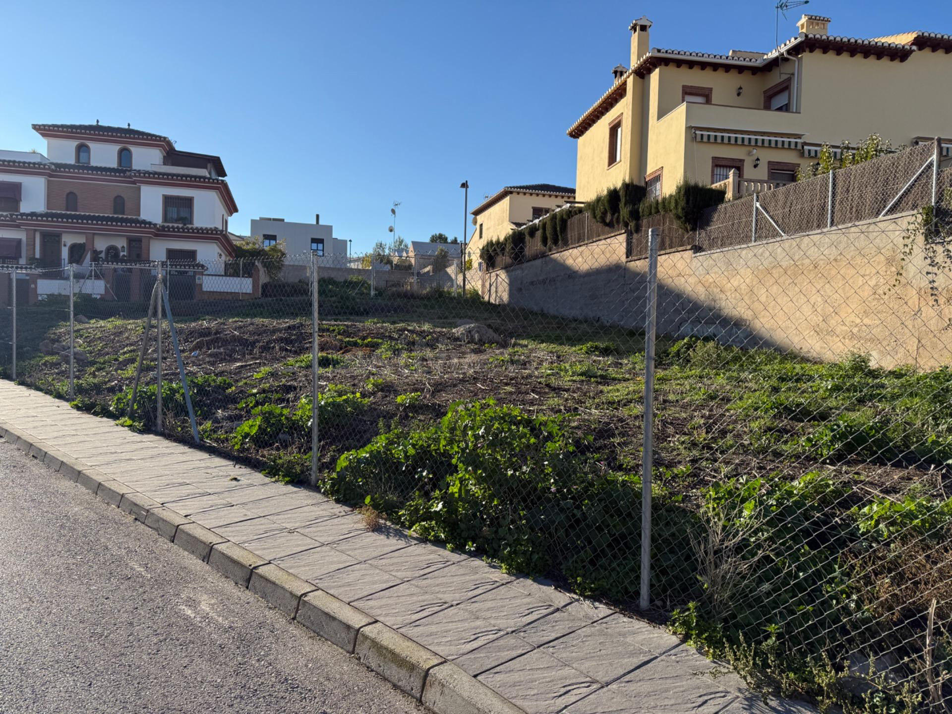 Venta de parcela urbana en zona centro de La Zubia.