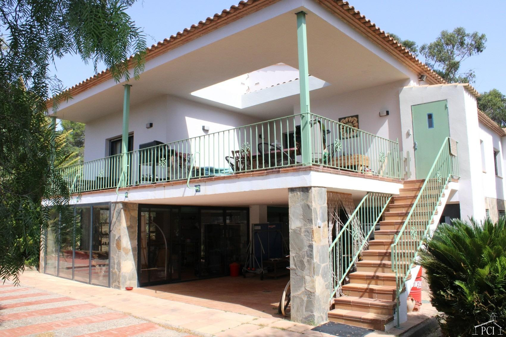 Casa individual en gran parcela ubicada en una zona tranquila