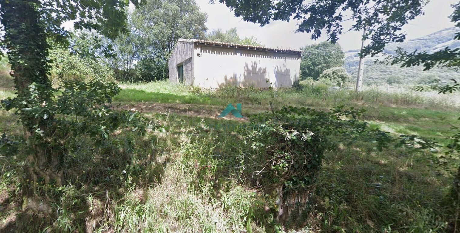 Se vende casa de pueblo con terreno en Rasines
