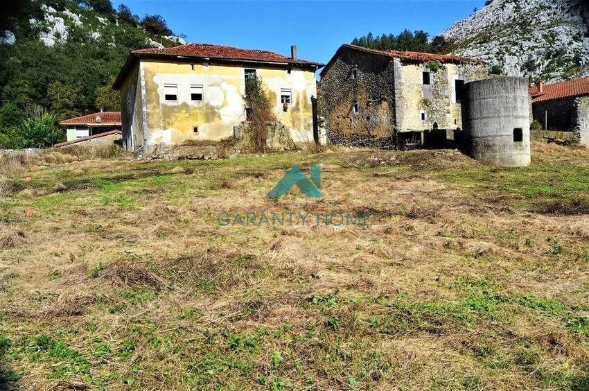 Se vende casa de pueblo con terreno