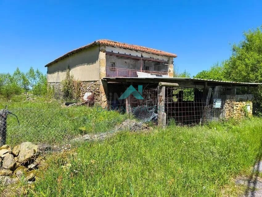 Se vende casa con terreno en Bárcena de Cicero