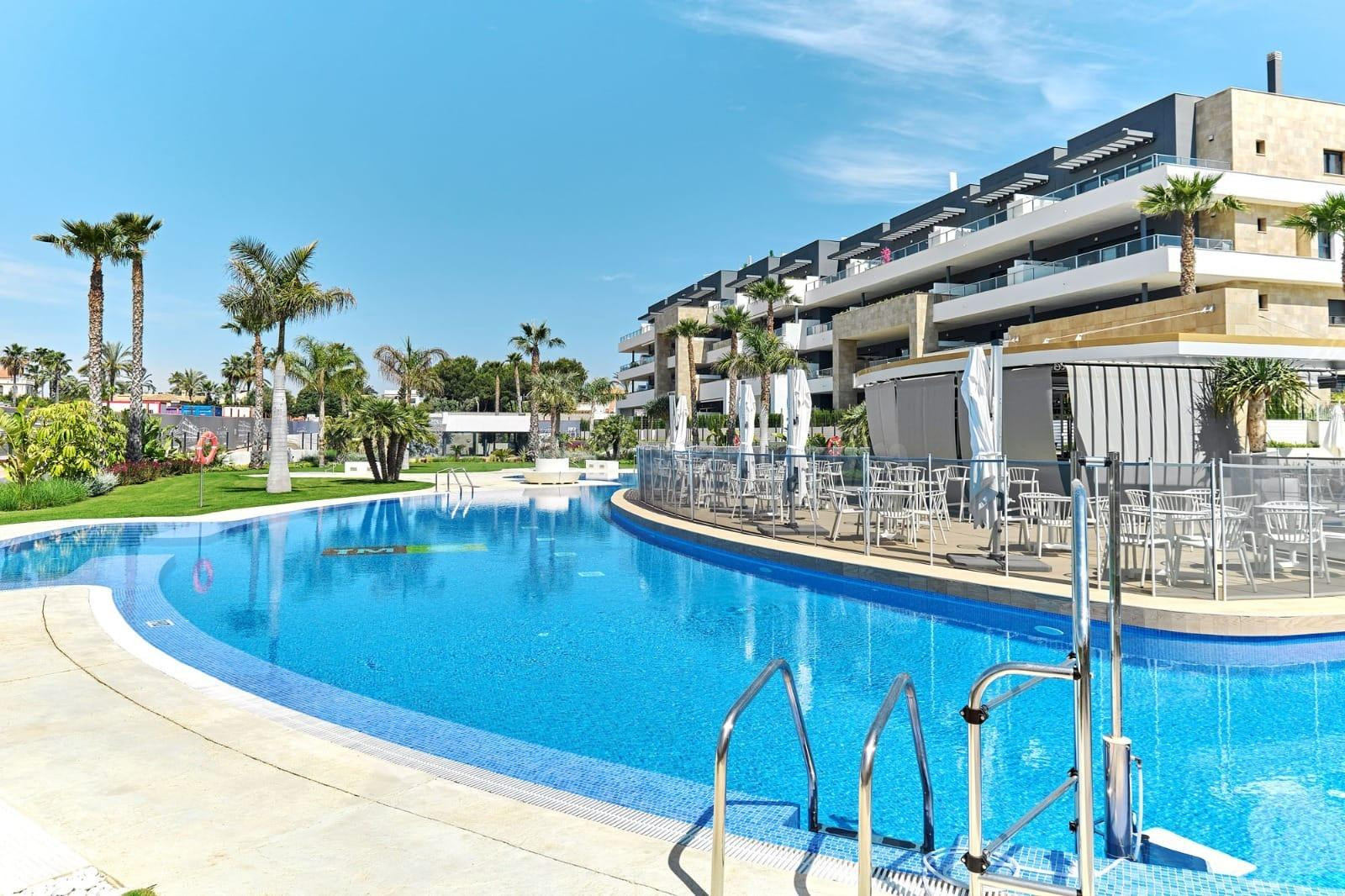 Apartamento moderno con licencia turística en Playa Flamenca: 3 hab, 2 baños, piscina