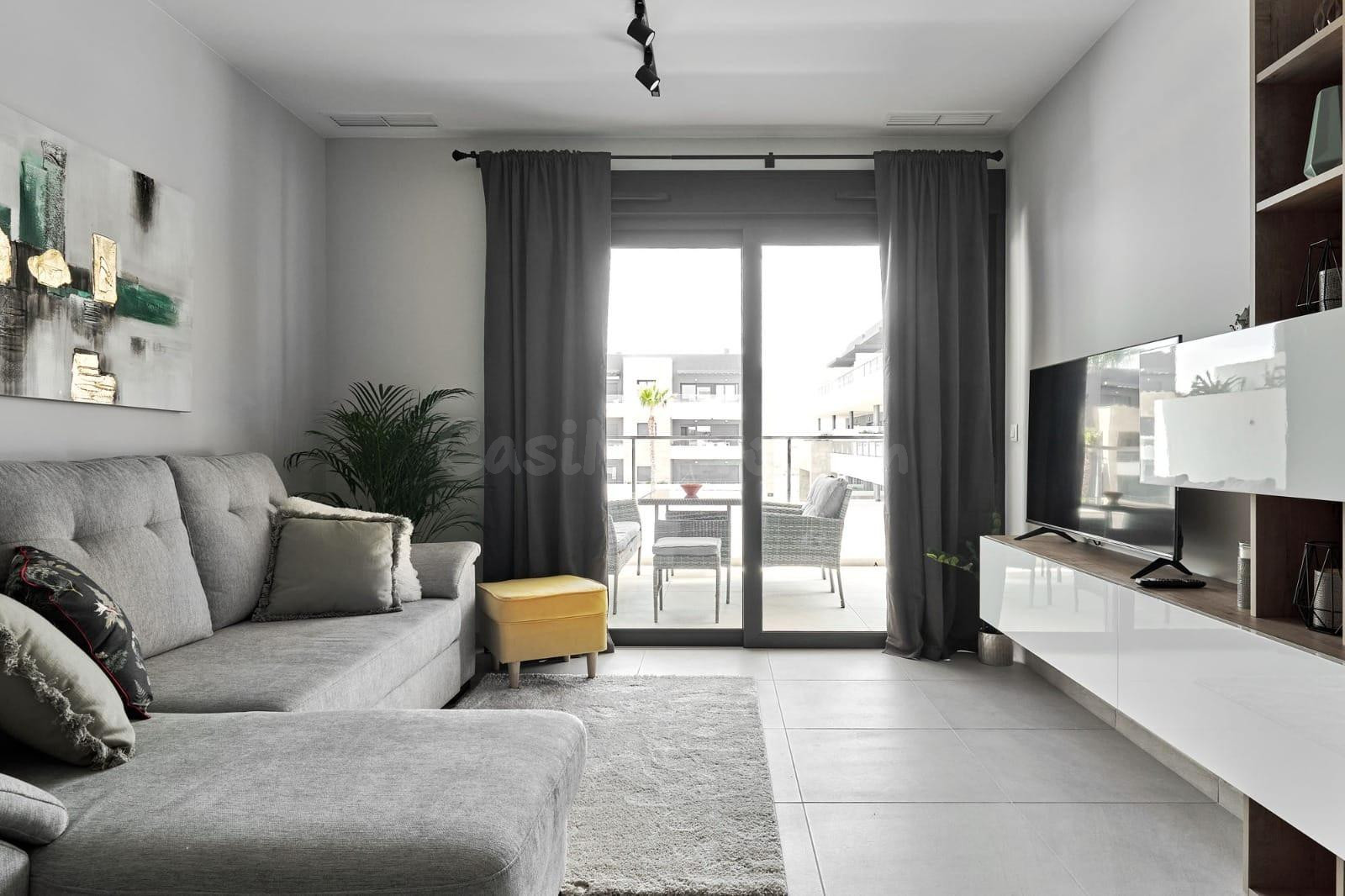 Apartamento moderno con licencia turística en Playa Flamenca: 3 hab, 2 baños, piscina - foto 2