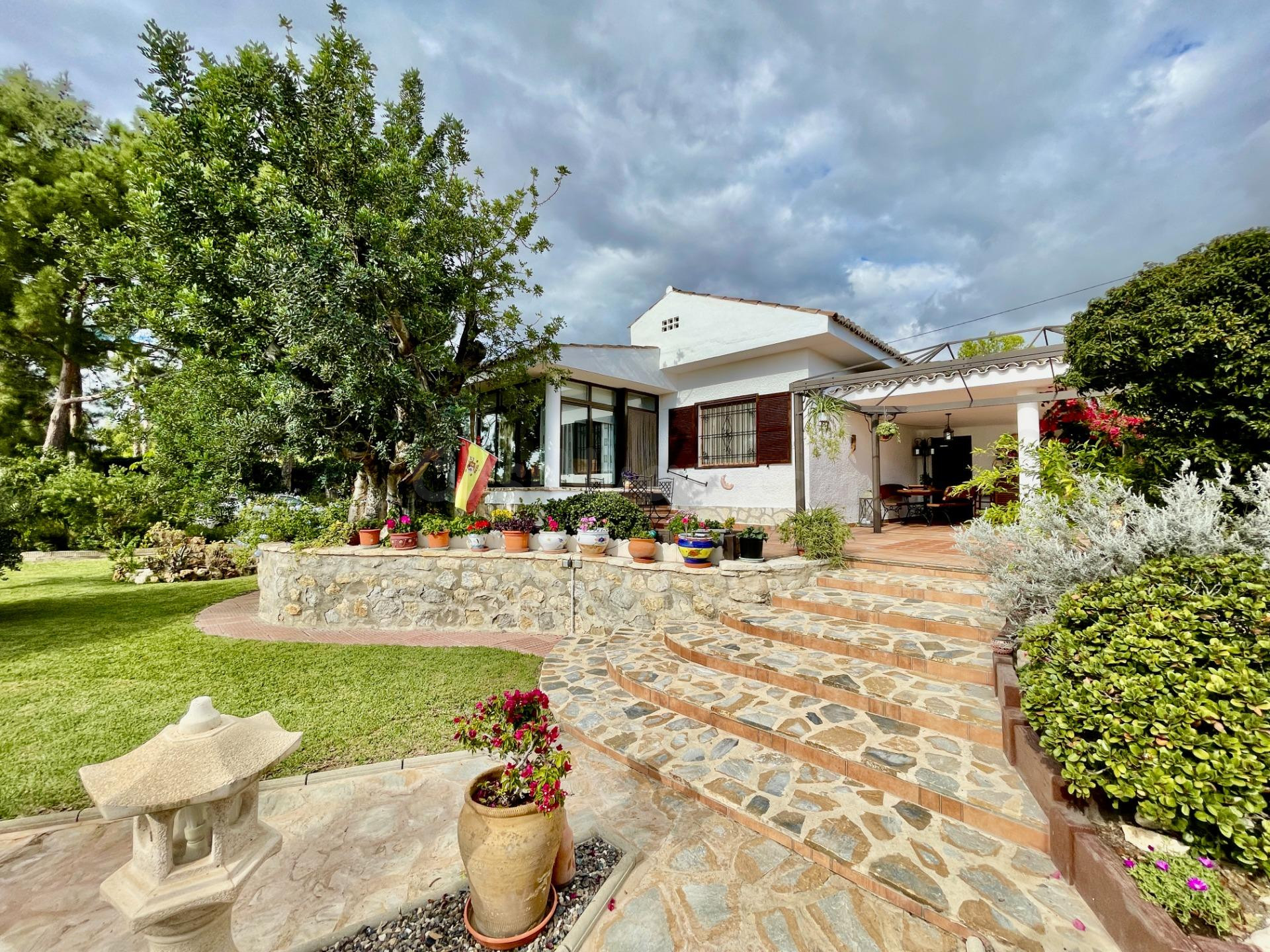 Villa con hermoso jardín y piscina en el pintoresco pueblo de Busot