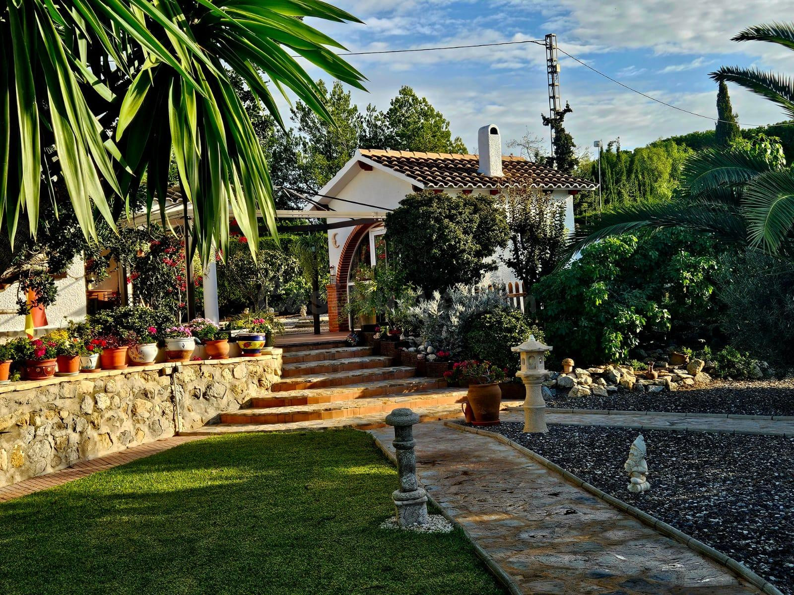 Villa con hermoso jardín y piscina en el pintoresco pueblo de Busot - foto 2